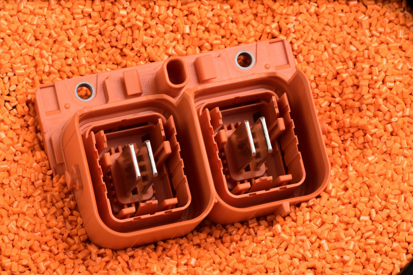 Lanxess hat mit Macrolex Orange HT einen Farbmittel entwickelt, mit dem sich Polymere für Hochvolt-Anwendungen dauerhaft im Orange-Ton RAL 2003 einfärben lassen.