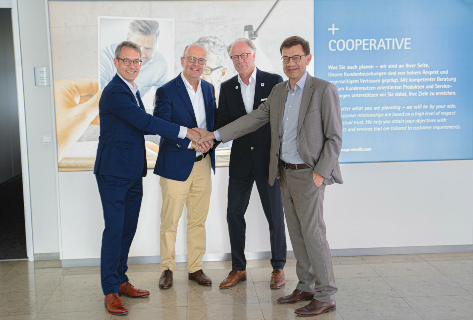(v.l.n.r.) Sven Behrendt (Vorstand Renolit), Christian Krönig (SRK), Arndt Ehrlich (Renolit) und Gerald Reinisch (Renolit) nach der
Vertragsunterzeichnung für das neue Recycling-Joint Venture KAS.