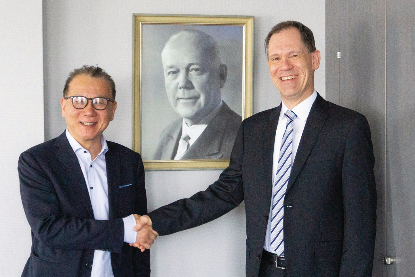 Biofiber Tech Geschäftsführer Eric Zhang (l) und Volker Scheel, Geschäftsführer der Feddersen Gruppe, freuen sich die strategische Kooperation beider Unternehmen.