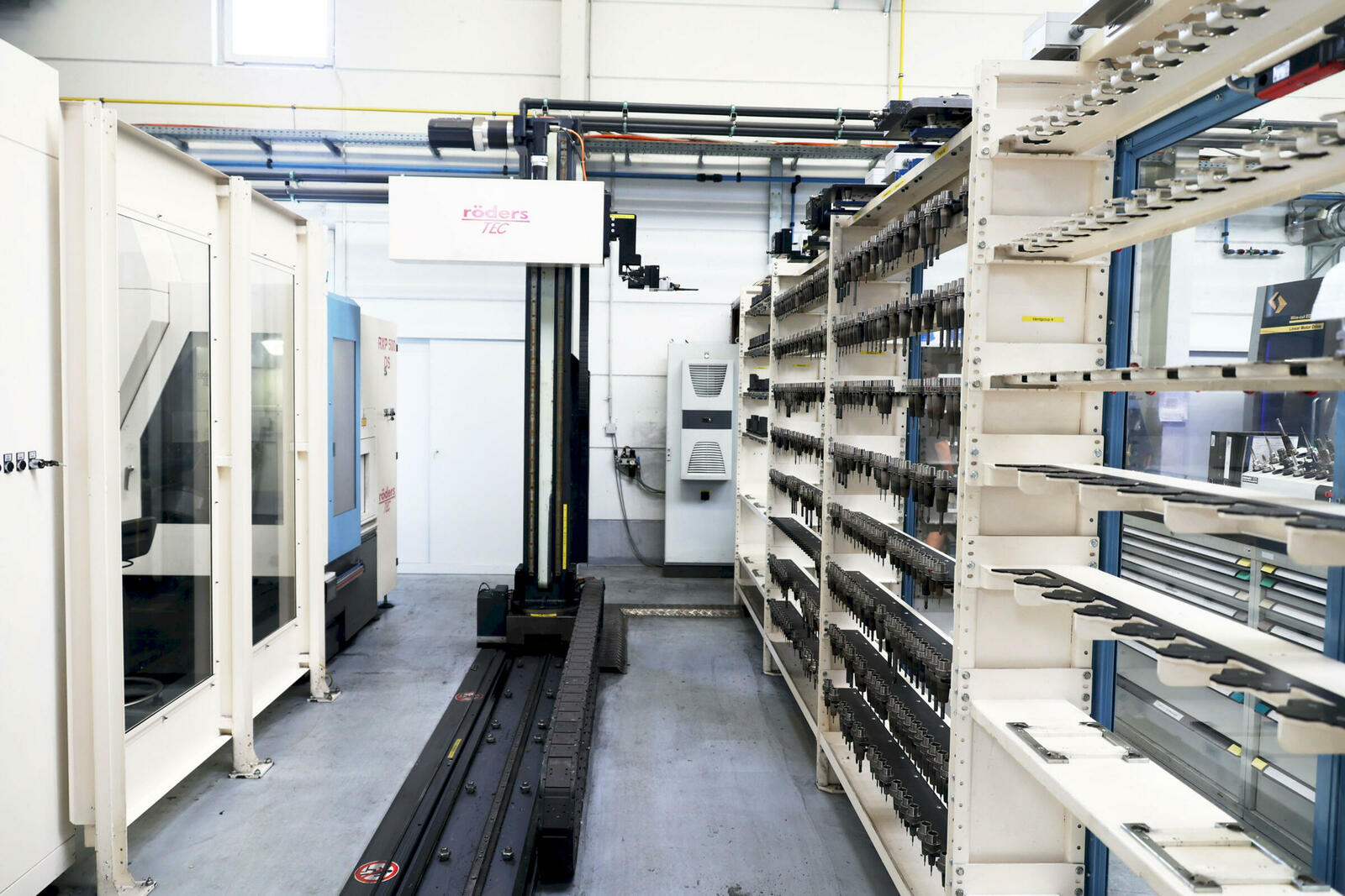 Die Fertigung bei Cavität ist hoch automatisiert. Die HSC-Maschinen werden jeweils per Handlingsystem versorgt, so lassen sie sich optimal auslasten und können zu wettbewerbsfähigen Stundensätzen produzieren.