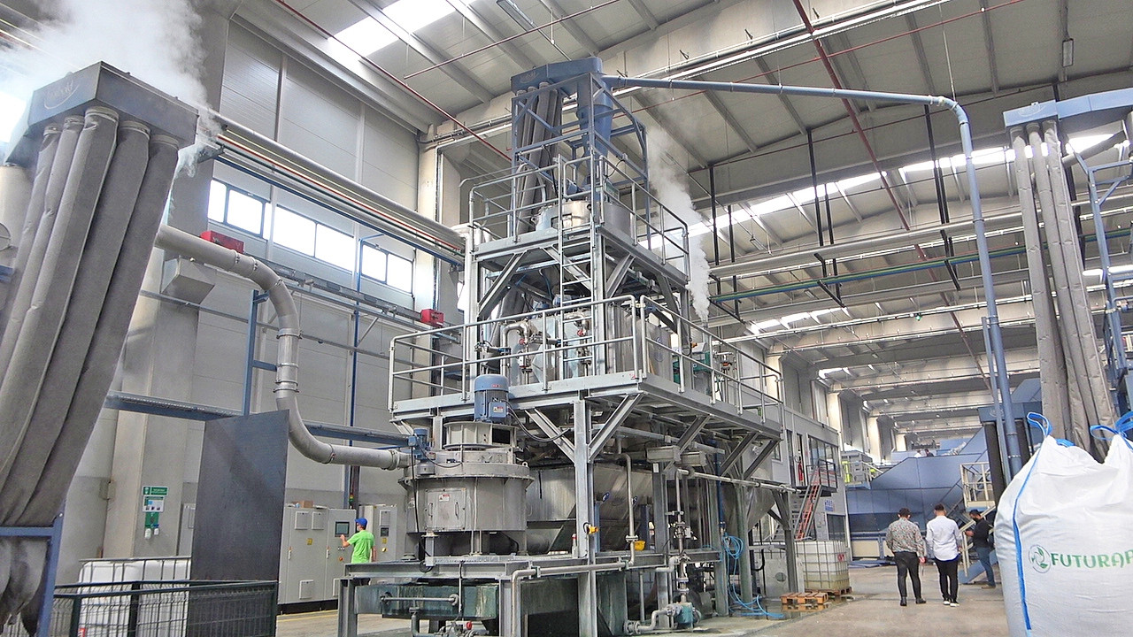 Die riesige PET-Recyclinganlage von Futurapet in der Türkei ist auf ein jährliches Produktionsvolumen von über 30 000 t Rezyklat ausgelegt.