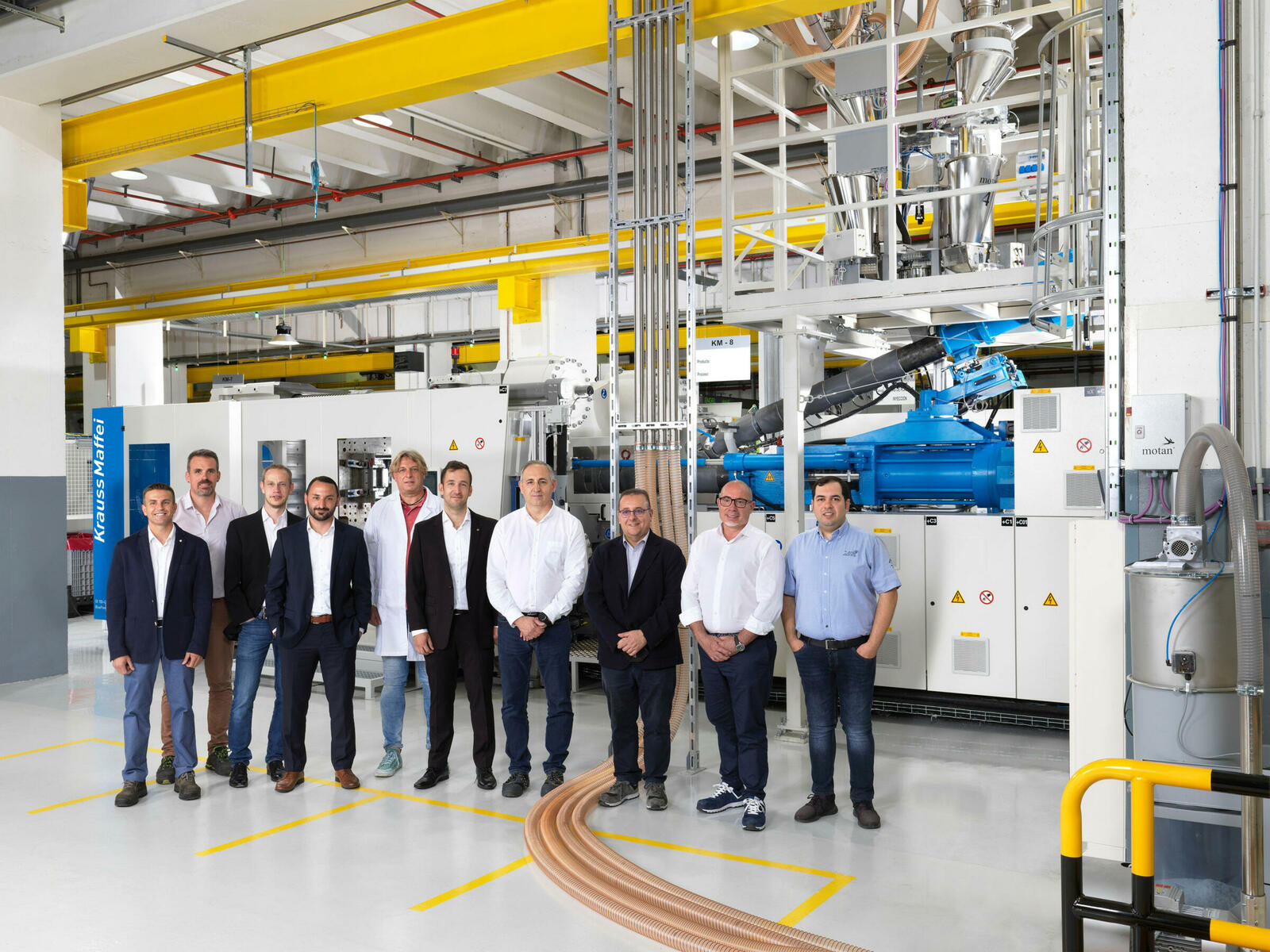Das Projektteam für die erfolgreiche Directcompoundierung bei ZF Vigo; der fünfte von links ist Achim Härtel, Core Engineer Plastics bei ZF.