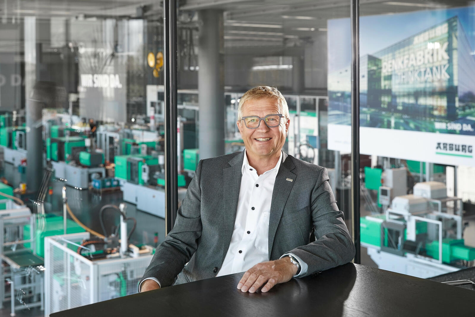 Gerhard Böhm, Geschäftsführer Vertrieb und Service bei Arburg, berichtet, dass der Auftragseingang für Spritzgießmaschinen Anfang 2021 so hoch wie noch nie in der Unternehmensgeschichte von Arburg war. Nun ist allerdings eine Absatzberuhigung eingetreten.