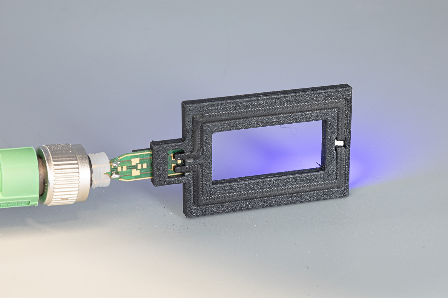 Das Kunststoffgehäuse aus isolatorischem PBT und die TPE-Leiterbahn für diesem LED-Demonstrator wurden in einem einzigen Arbeitsgang mit dem Freeformer von Arburg 3D-gedruckt.