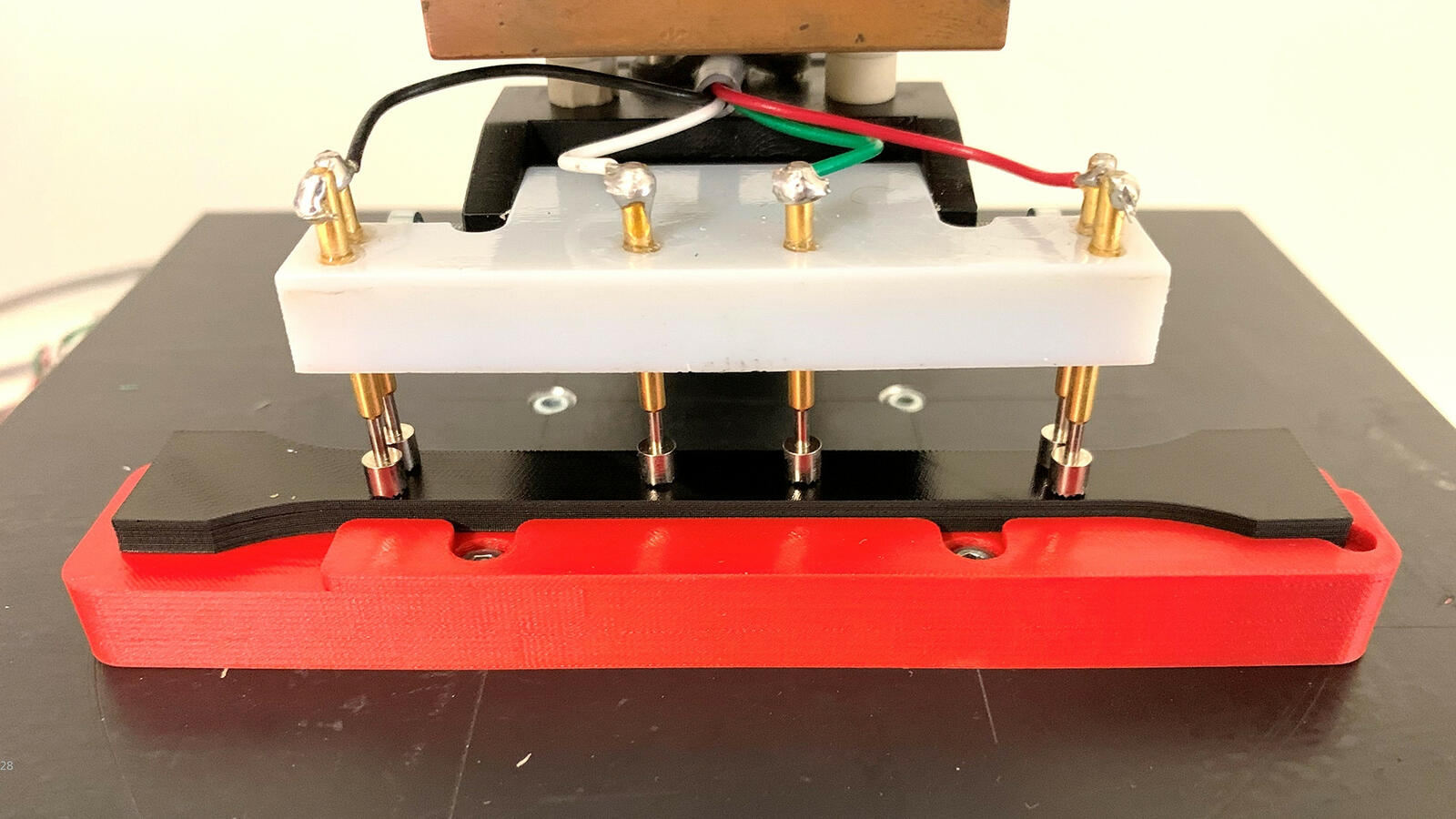 Widerstandsmessung an einem thermoplastischen Elastomer mit Rußpartikeln: Je kleiner der Widerstand, desto mehr Anwendungsmöglichkeiten gibt es.