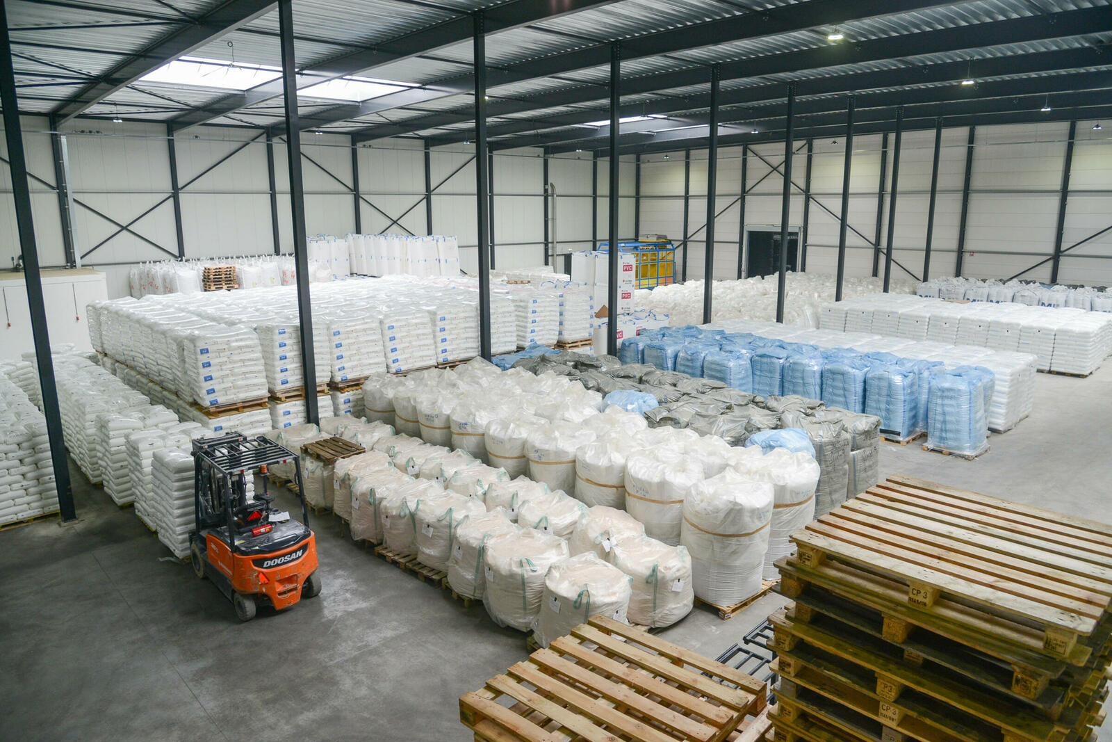 Sievert Logistik hat sein Logistik-Dienstleistungsspektrum speziell für die Kunststoffbranche ausgebaut.