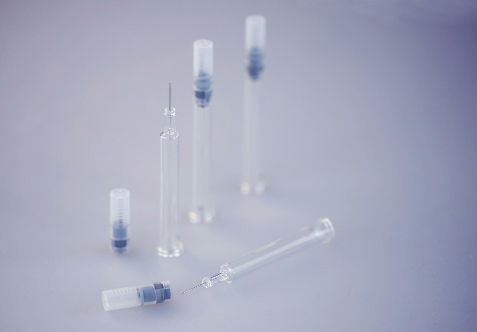 Eine hochautomatisierte Lösung für die Produktion in der Medizintechnik ist etwa die Staked-needle-syringes mit dem Glasersatzwerkstoff Kunststoff und umspritzten Kanülen.