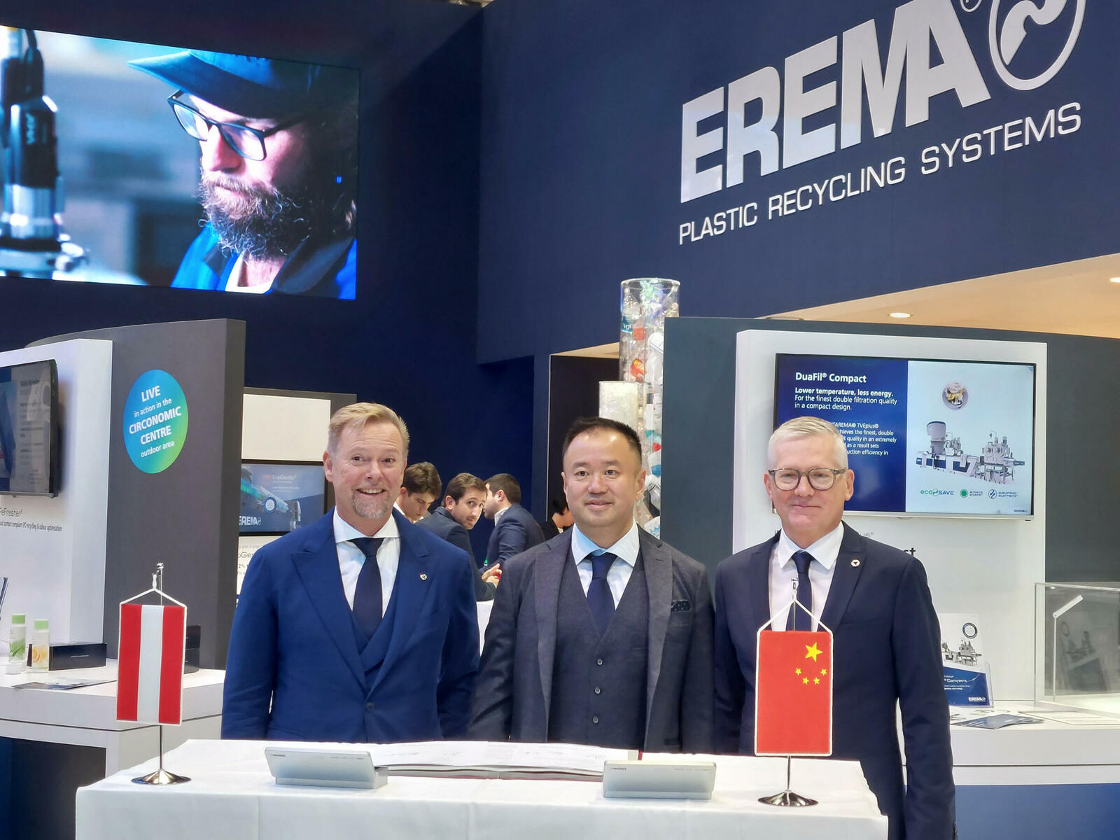 (v.l.) Michael Heitzinger, Geschäftsführer der Erema  GmbH,  Frank Liu, Gründer und Vorsitzender von Intco, und Manfred Hackl, CEO der Erema Group haben auf der K 2022 in Düsseldorf den Vertrag für eine strategische Zusammenarbeit beim PET-Recycling unterzeichnet. 
