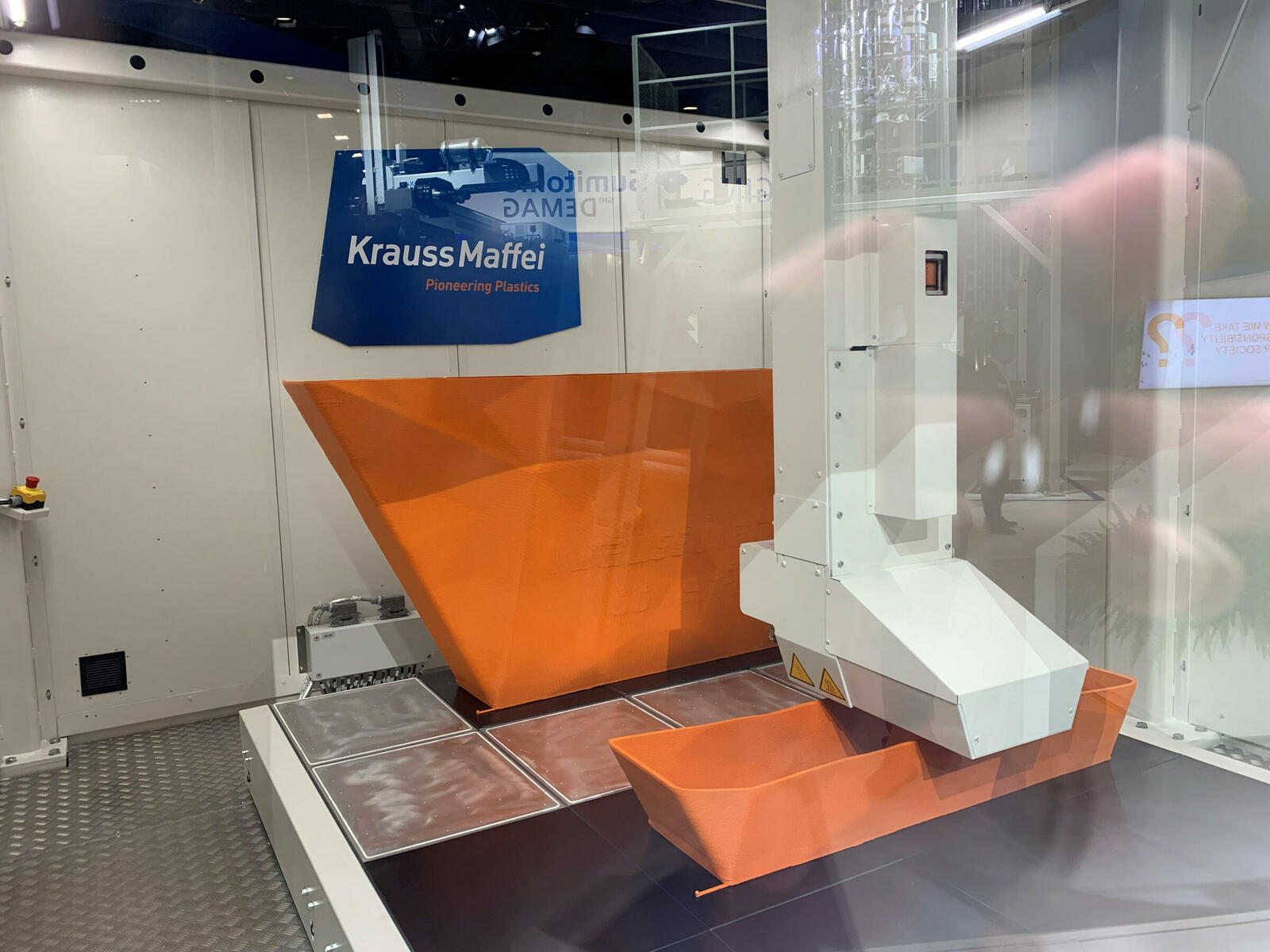 Der auf der K 2022 erstmals der Öffentlichkeit gezeigte Powerprint 3D-Drucker von Krauss Maffei hat ein Arbeitsvolumen von 10 m