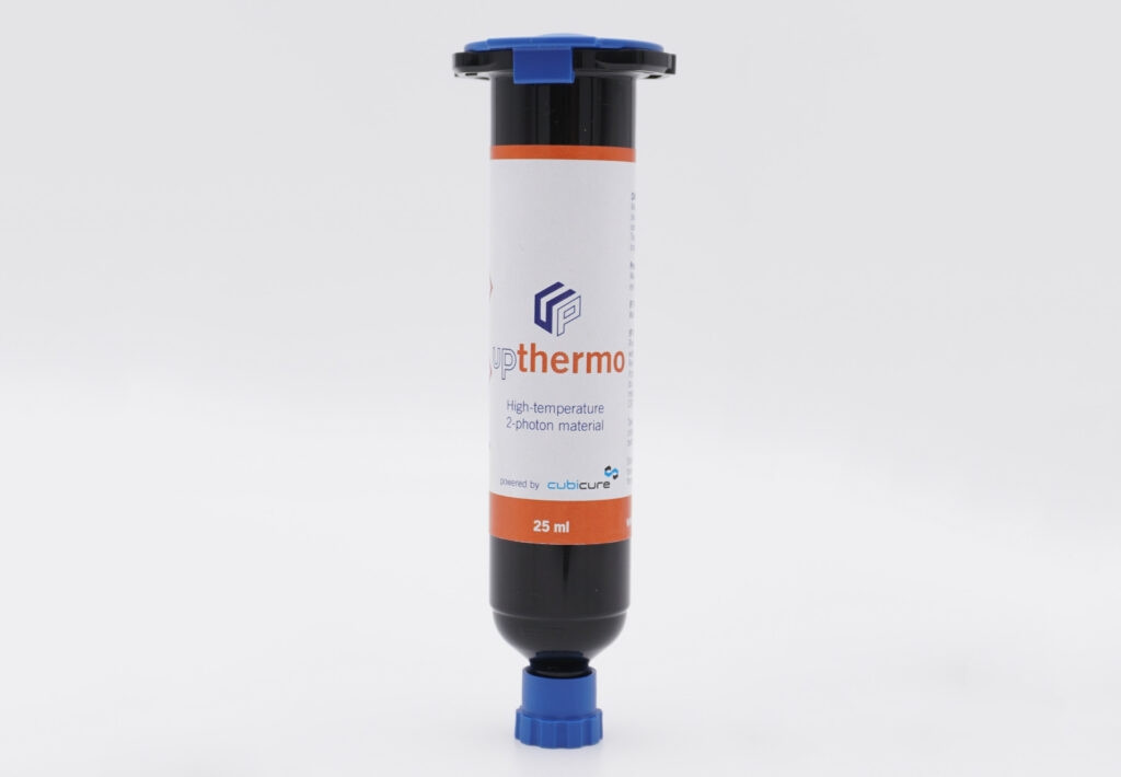 Mit Up-Thermo powered by Cubicure steht erstmals ein wärmeformbeständiger Hochleistungskunstoff zur Verfügung, der sich für den 2PP 3D-Druck eignet. 