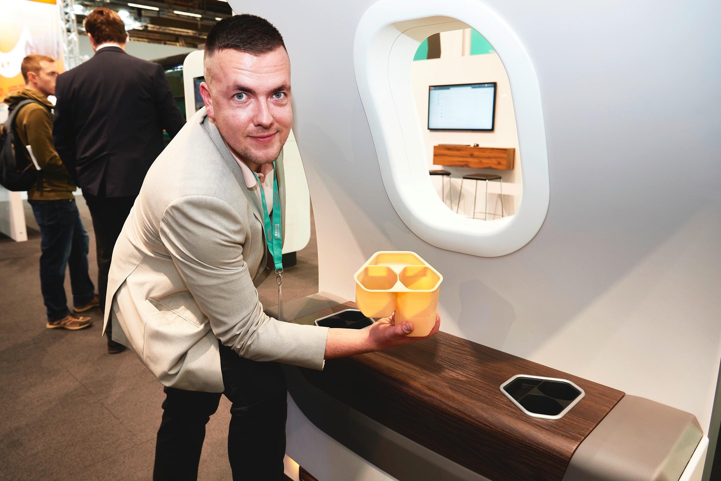 Eines der Anwendungs-Highlights auf der Formnext: Der mit dem Freeformer aus Ultem 3D-gedruckte Getränkehalter lässt sich nachbearbeiten und direkt im Flugzeug einsetzen.