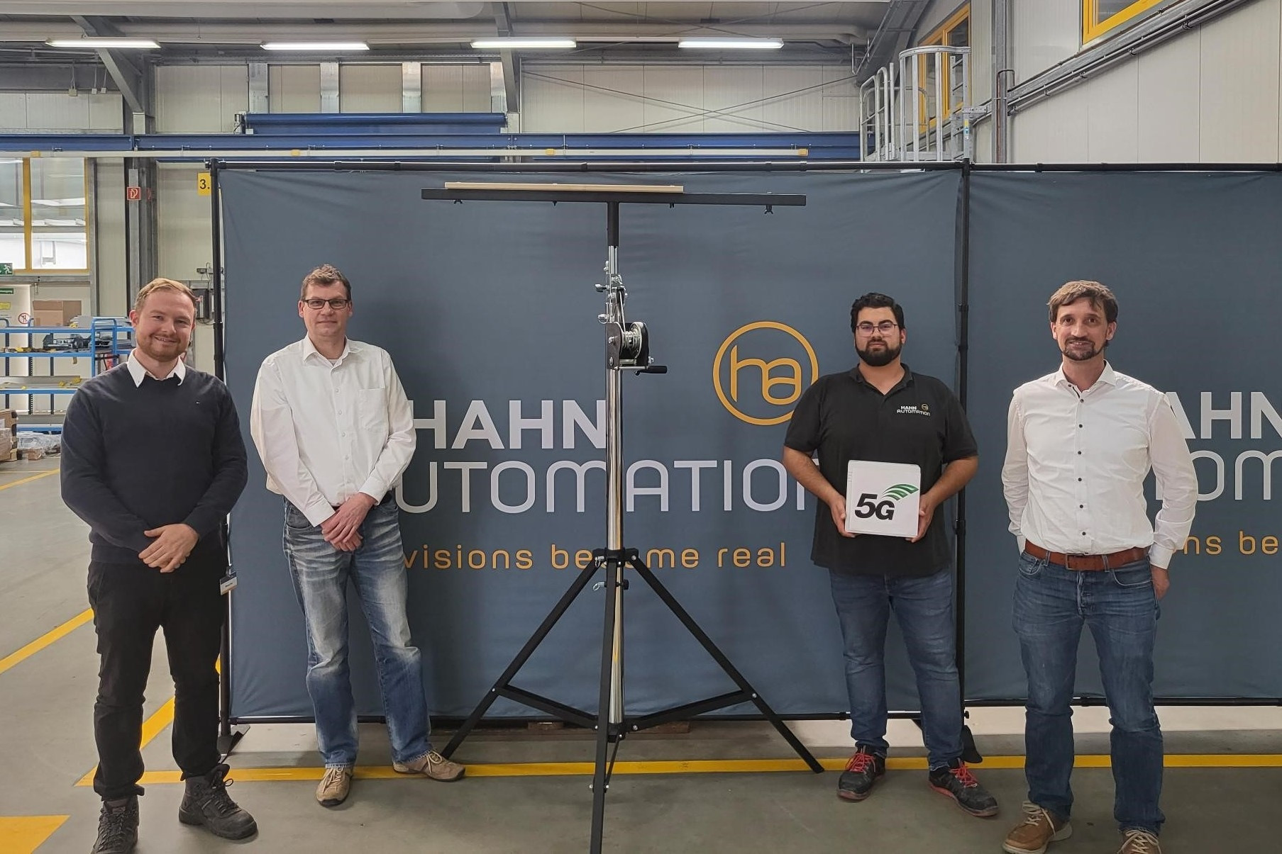 Haben bei Hahn Automation Tests für ein 5G-Campunsnetzwerk durchgeführt: Hendrik Solscheid (Leiter Digitruck), Martin Sulzbacher (Teamleader Research & Development Hahn Automation), Artur Kammerloch (Bachelorand Hochschule Koblenz) und Felix Bott (Product Manager Hahn Automation). 