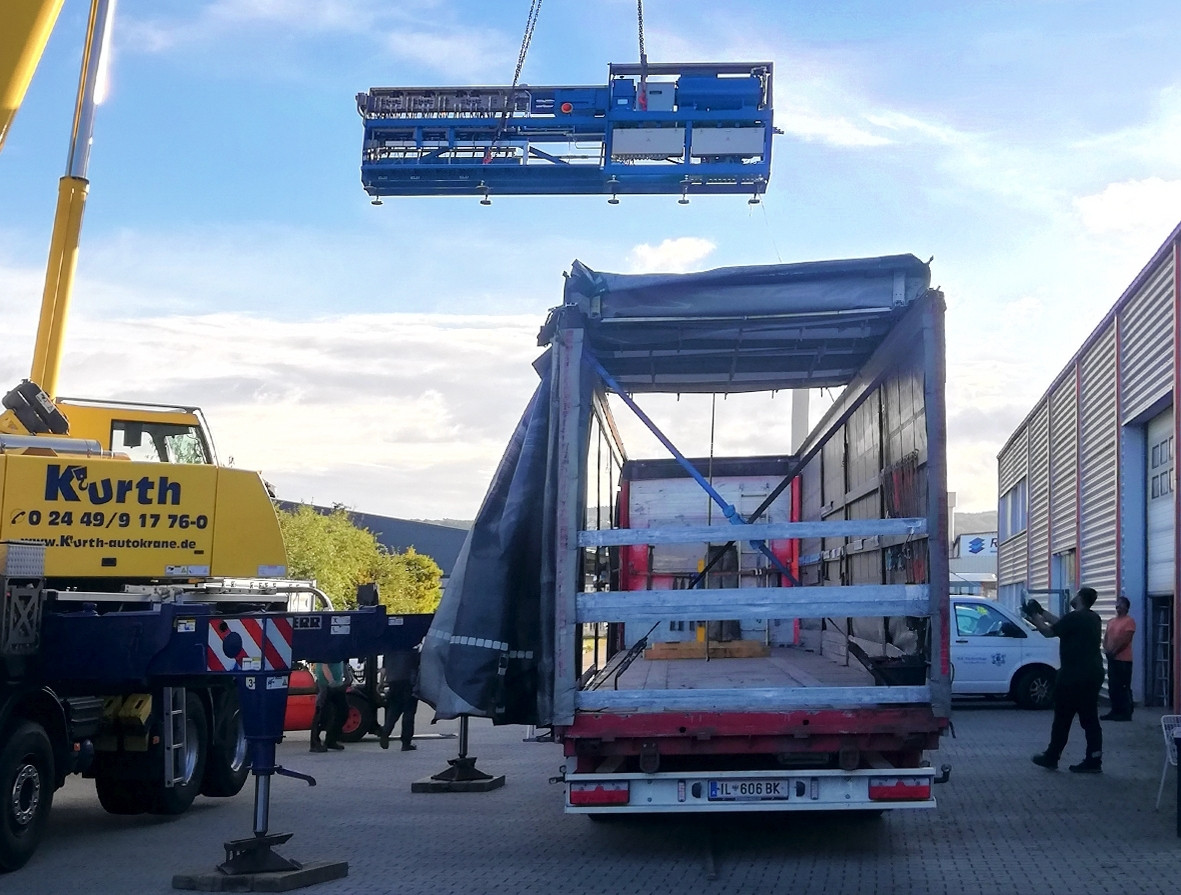 Verladung des Extruders im Feddem-Werk in Sinzig für den Transport ins schwedische Lomma.