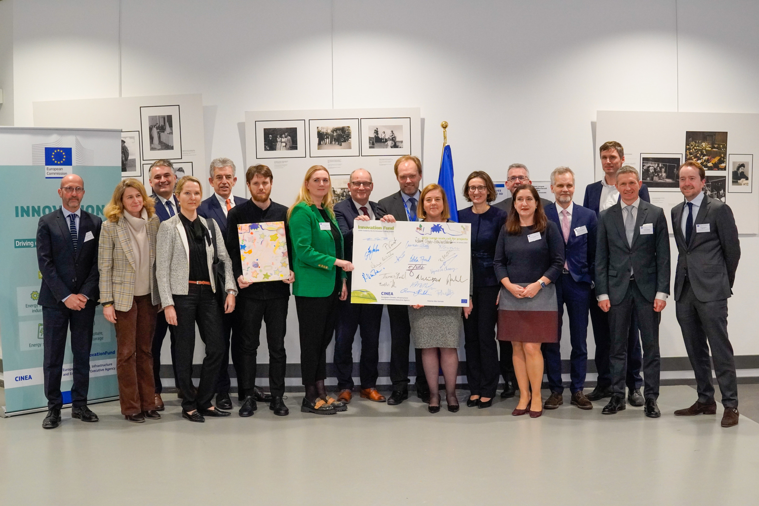 Vertreter von Perstorp, Uniper und Cinea nach der Unterzeichnung der Vereinbarung über die Förderung von Project Air durch den Innovationsfonds, um Lösungen für eine kohlenstoffneutral europäische Chemieindustrie  zu entwickeln. 