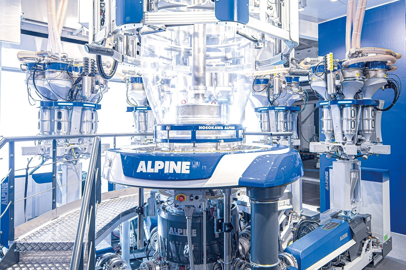 Schon seit 1960 stellt Hosokawa Alpine neben Systemen zur Pulververarbeitung auch Folienblasanlagen her.