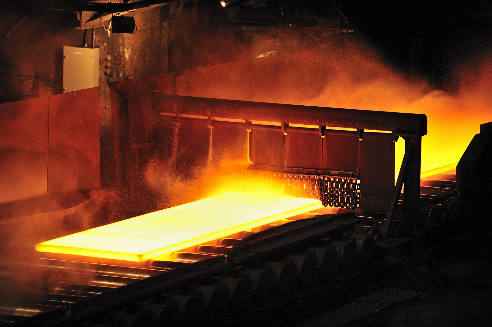 Im Stahlwerk wird die glühende Bramme auf Rollgängen befördert – eine echte Herausforderung für die verwendeten Elastomerkupplungen.