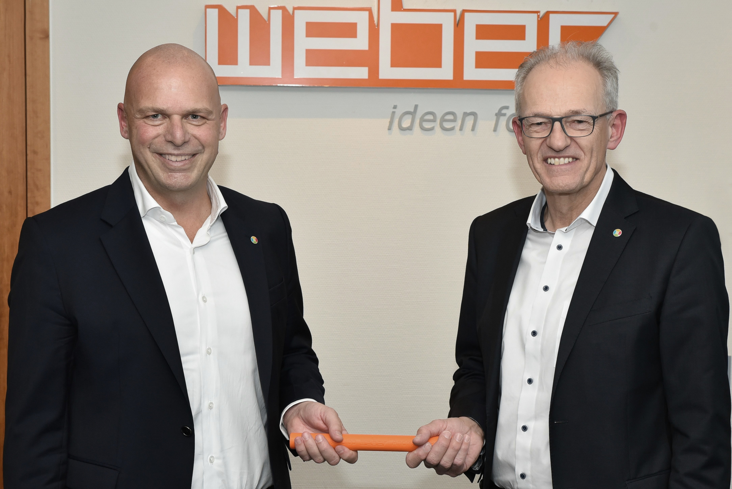 Die Weber Gruppe geht mittlerweile in die 4. Führungsgeneration, denn Dr. Thomas Zipp, bisheriger geschäftsführender Gesellschafter und CEO der Weber Group, übergab den Staffelstab an seinen CEO-Nachfolger Andreas Becker.