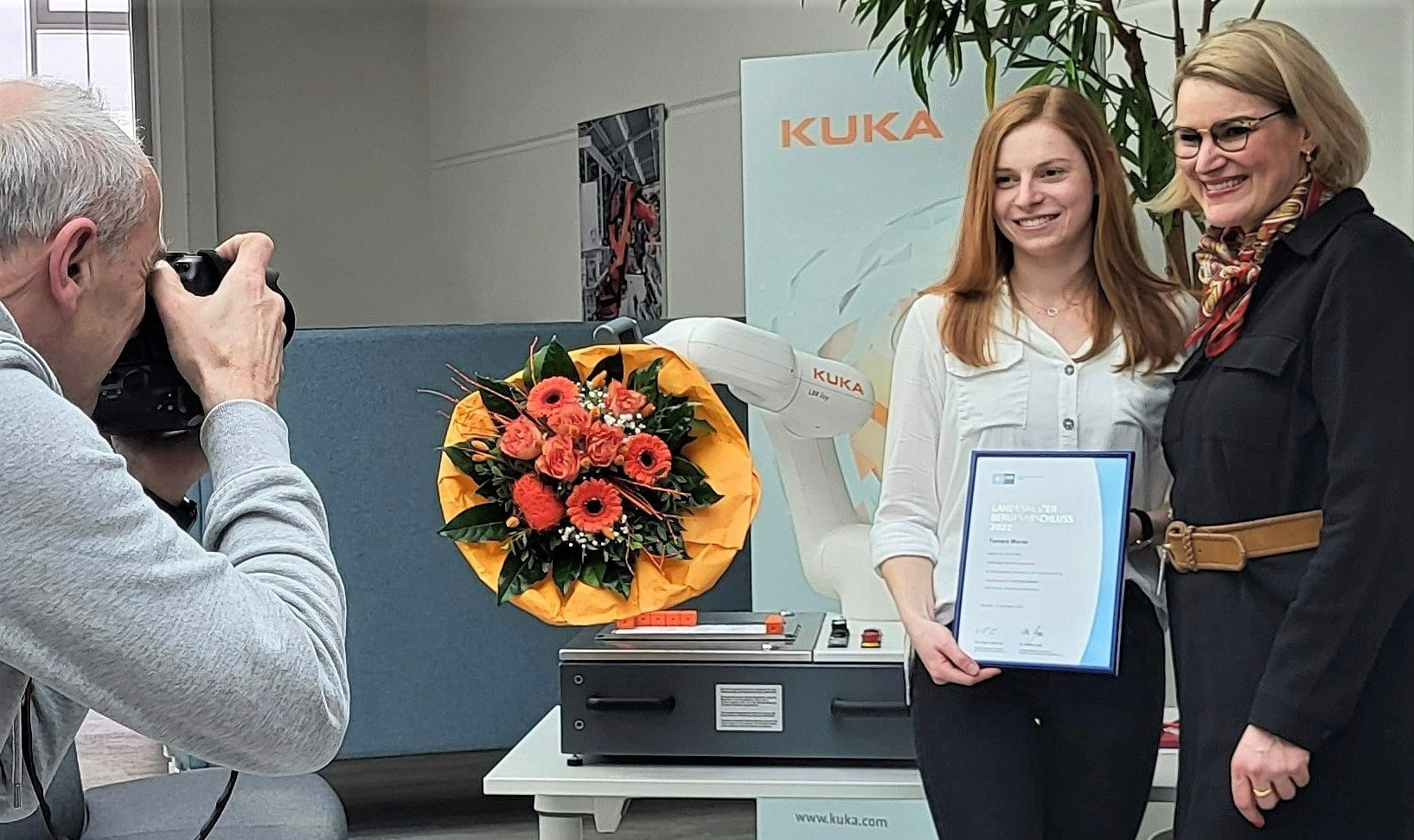 Augsburgs Oberbürgermeisterin Eva Weber (rechts) gratuliert Tamara Muras, die zu Deutschlands bester Informatik-Auszubildenden gekürt wurde.