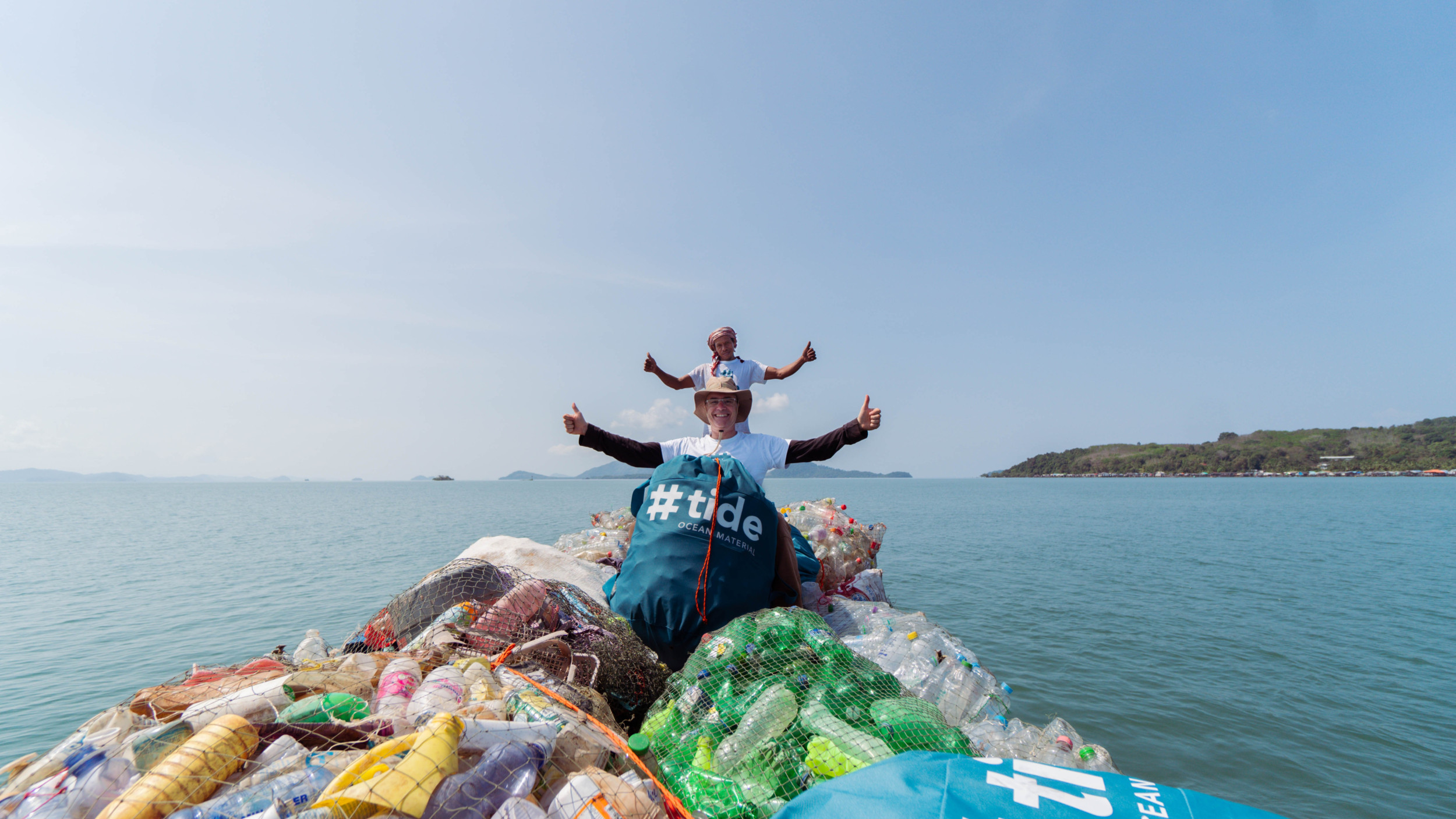 Aus dem sozialverträglich gesammelten Kunststoffabfall aus dem Meer und aus Flüssen entstehen durch die Zusammenarbeit von Sukano und Tide hochwertige Rohstoffe für nachhaltige Produkte. 