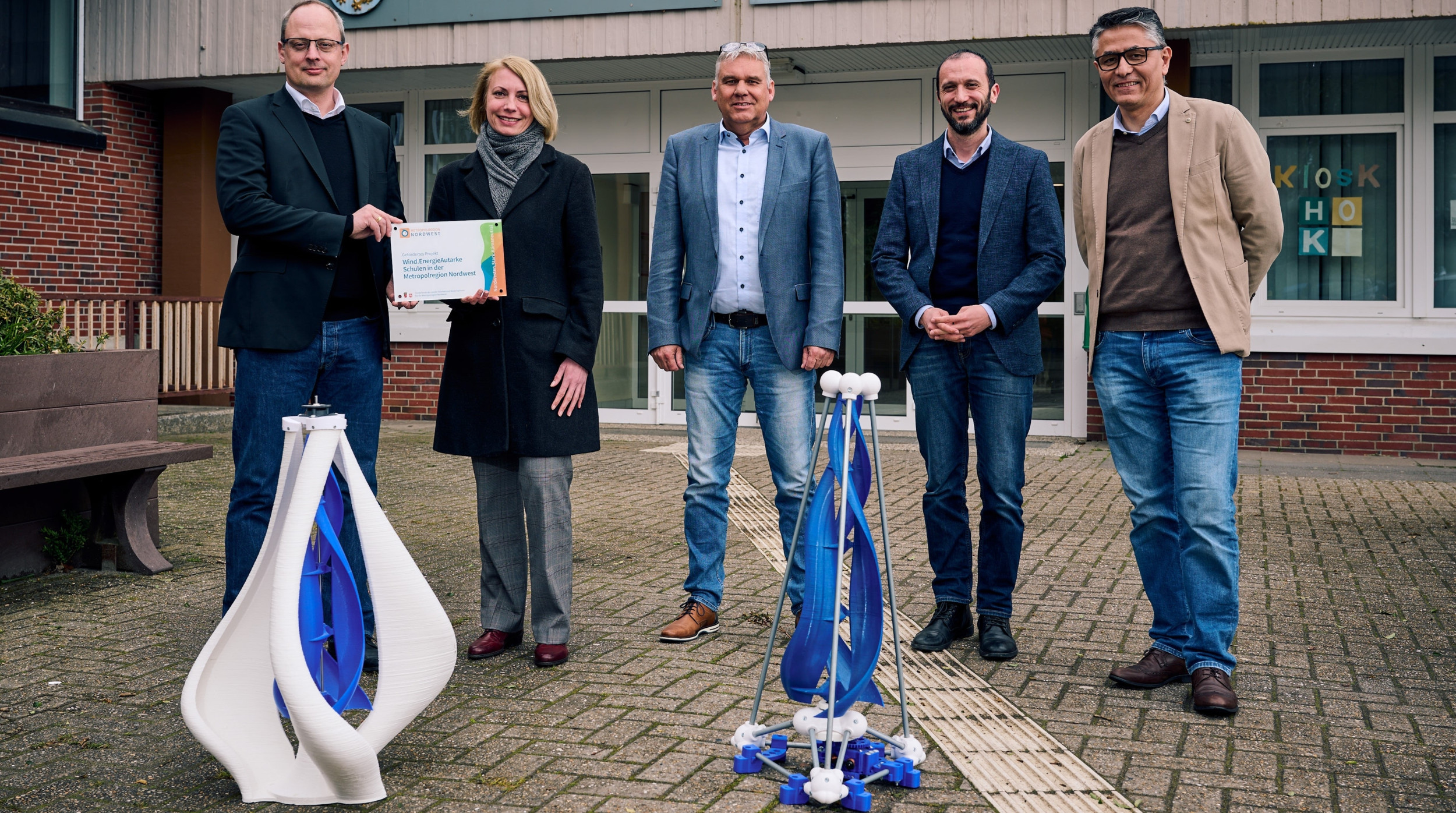 Die Forschungsgruppe um Professor Uygun (zweiter von rechts) von der Constructor University entwickelt vertikale Windkraftanlagen, die sie im eigenen 3D-Drucker auf dem Campus in Bremen produziert.