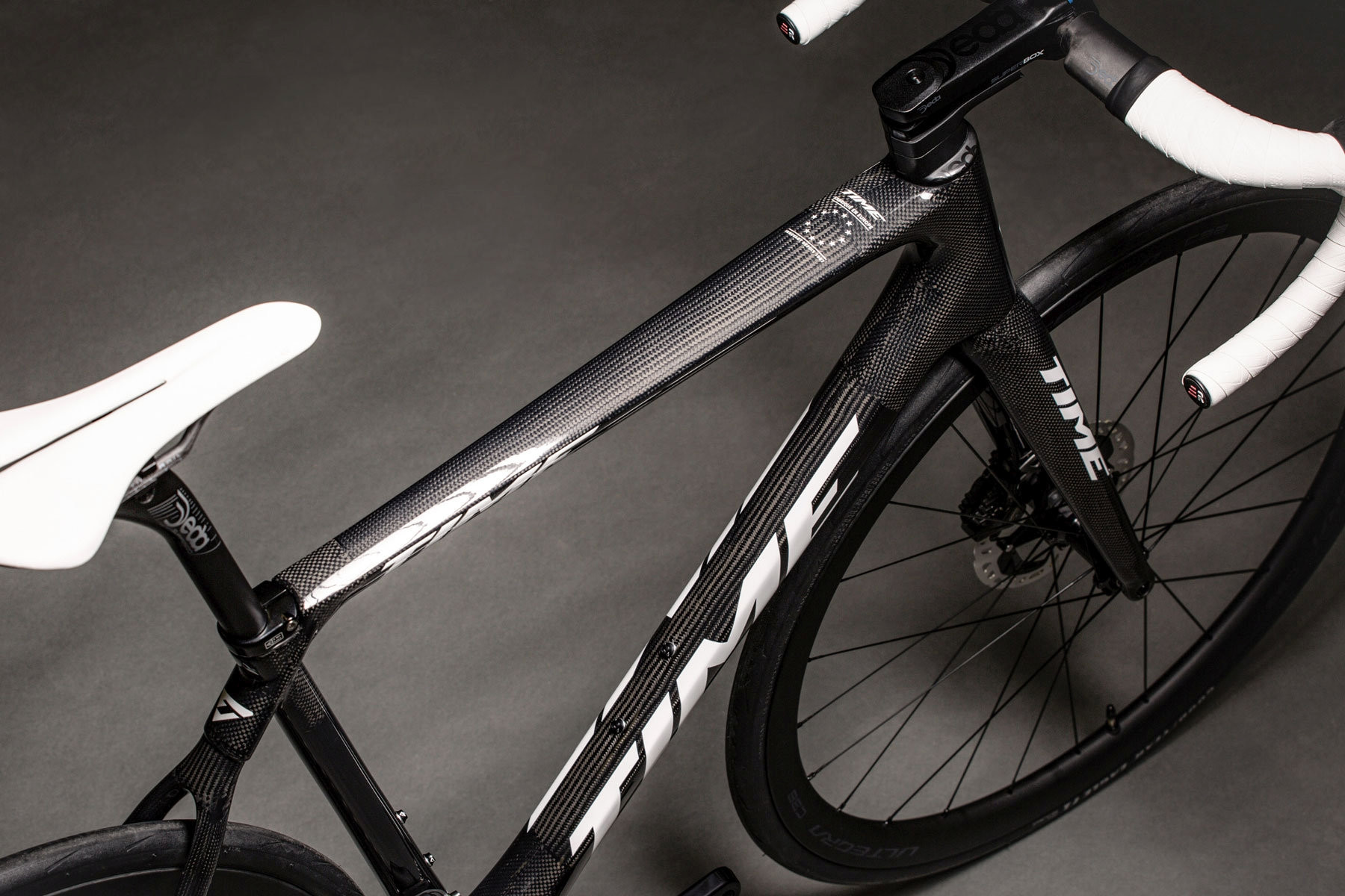 Das meistverkaufte Finish von Time Bicycle zeigt die Carbon-Struktur im Fahrradrahmen. Künftig soll dieser Rahmen im High-Pressure-RTM Verfahren produziert werden.