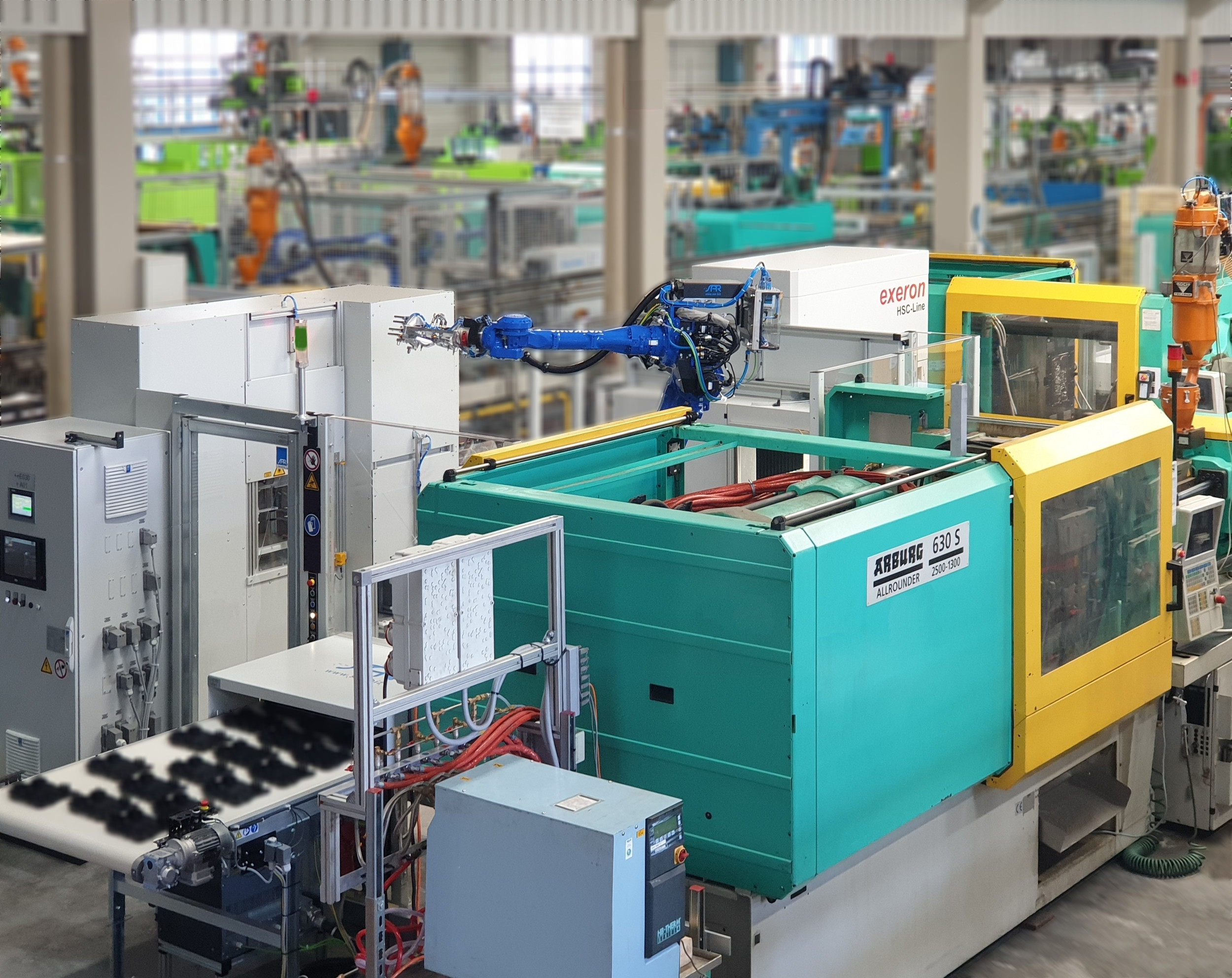 Von der Spritzgießmaschine mit Schnellwechsel-Werkzeugeinsätzen werden die Bauteile per Roboter direkt an die CNC-Bearbeitung übergeben. 