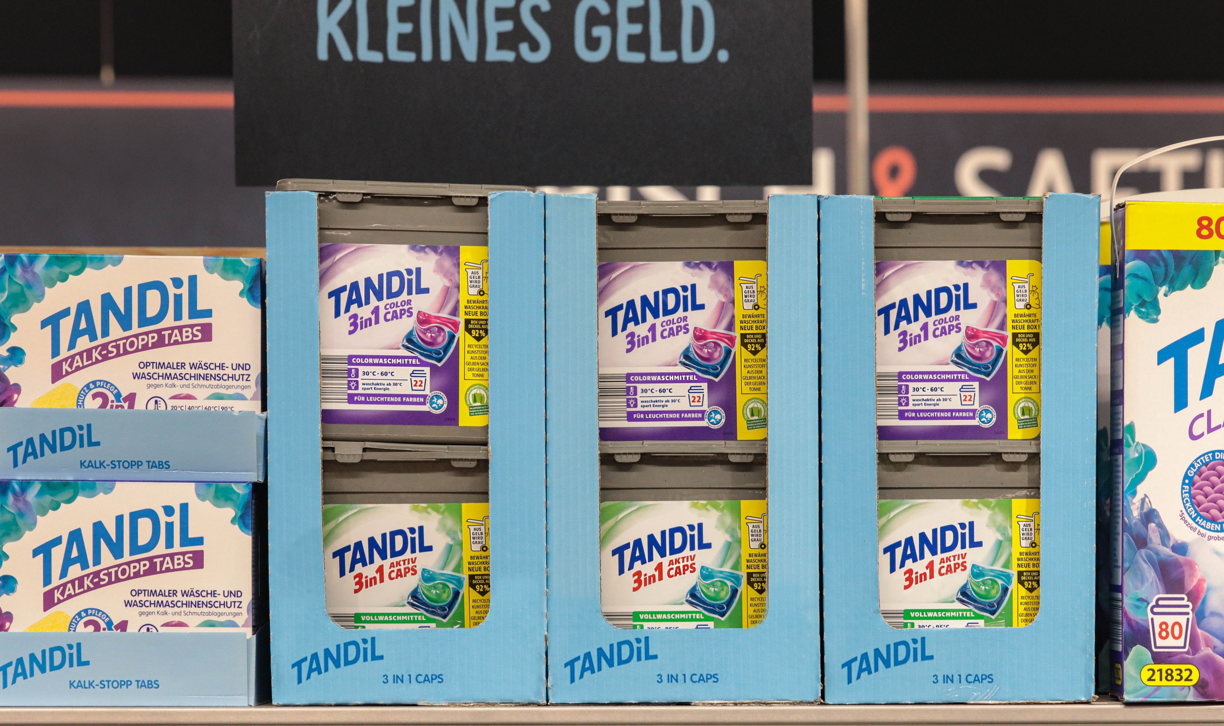 Die mit dem Deutschen Verpackungspreis 2023 ausgezeichnete Verpackung der Tandil 3-in-1 Aktiv Caps und Color Caps von Aldi besteht zu 92 % aus recyceltem Kunststoff aus dem Gelben Sack.  