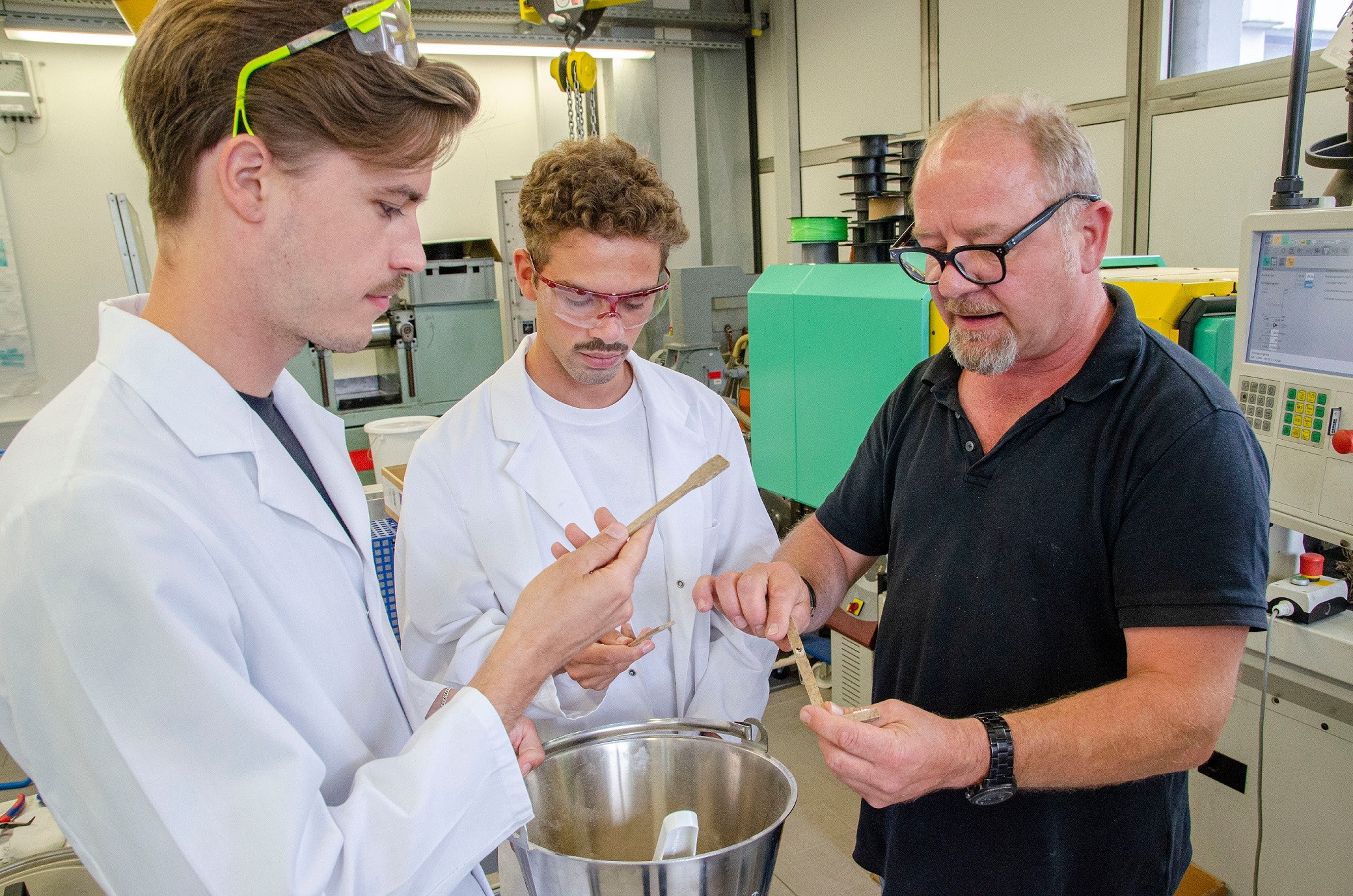 Der erste Versuch ist geglückt (v. l.): Bence Ridder, Calvin Middel und Martin Althoff halten die Schulterstäbe aus Bagasse und Bio-Kunststoff in den Händen.