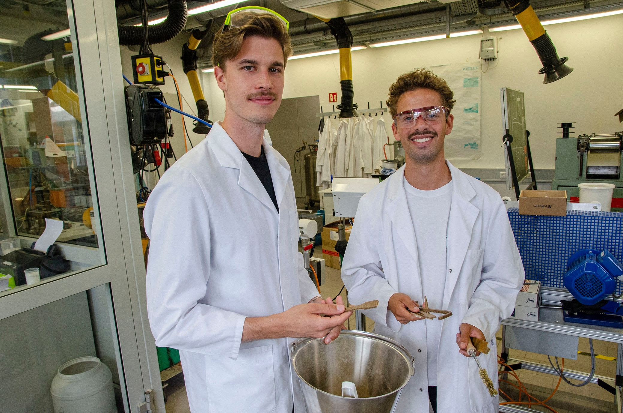 Bence Ridder (l.) und Calvin Middel untersuchen für ihre Bachelorarbeit am Fachbereich Design der FH Münster, wie man aus dem Reststoff von Zuckerrohr recycelbare Alltagsgegenstände herstellen kann. 