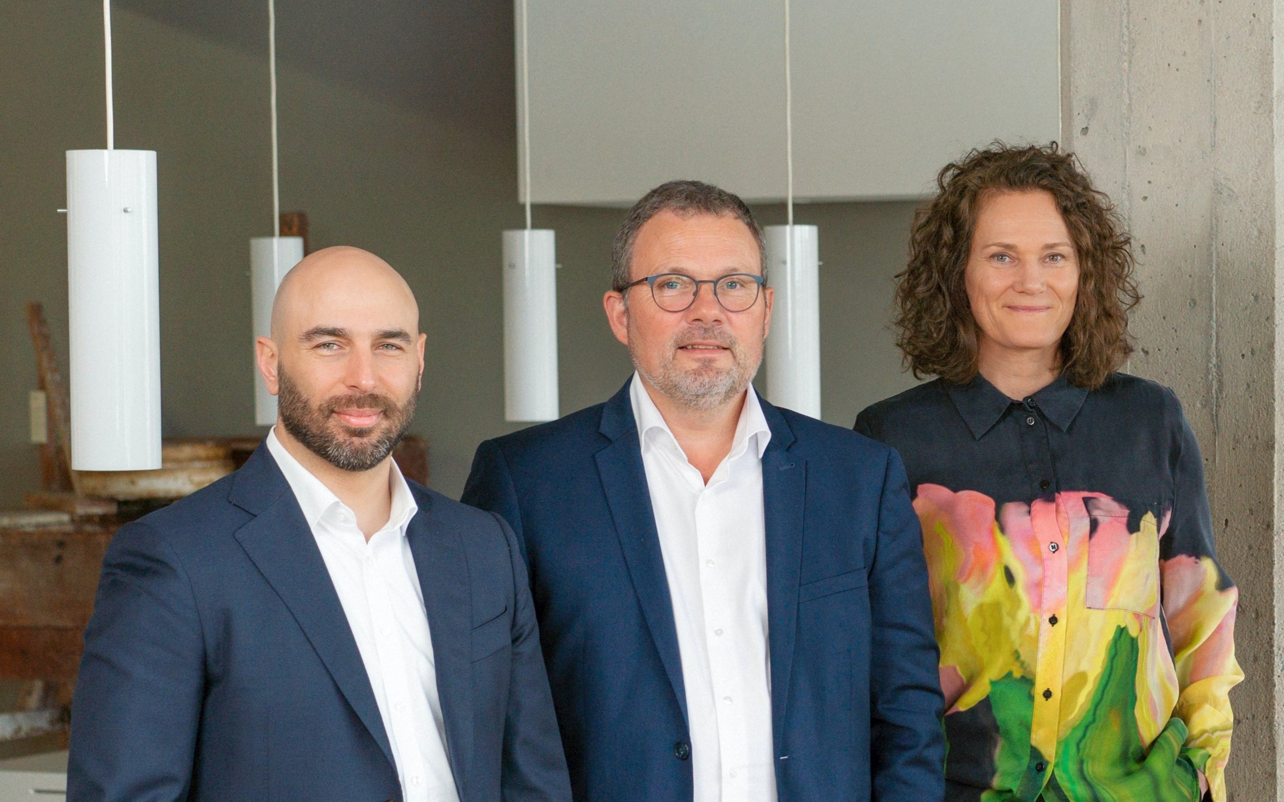 Freuen sich auf die Kooperation bei der Distribution von Rezyklaten: v.l.n.r. Kudret Sanli, Sales Director (Meraxis), Allan Poulsen, Chief Sales Officer und Helle Vingolf, CEO (beide RC Plast).