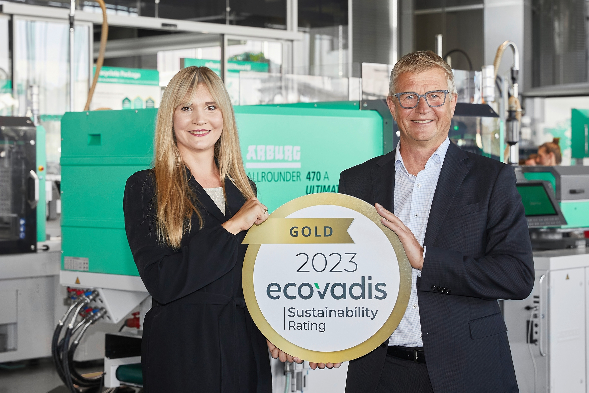 Sind stolz auf die Auszeichnung von Ecovadis in Gold: Gerhard Böhm, Arburg-Geschäftsführer Vertrieb und After Sales, und Samira Uharek, Sustainability Managerin bei Arburg.