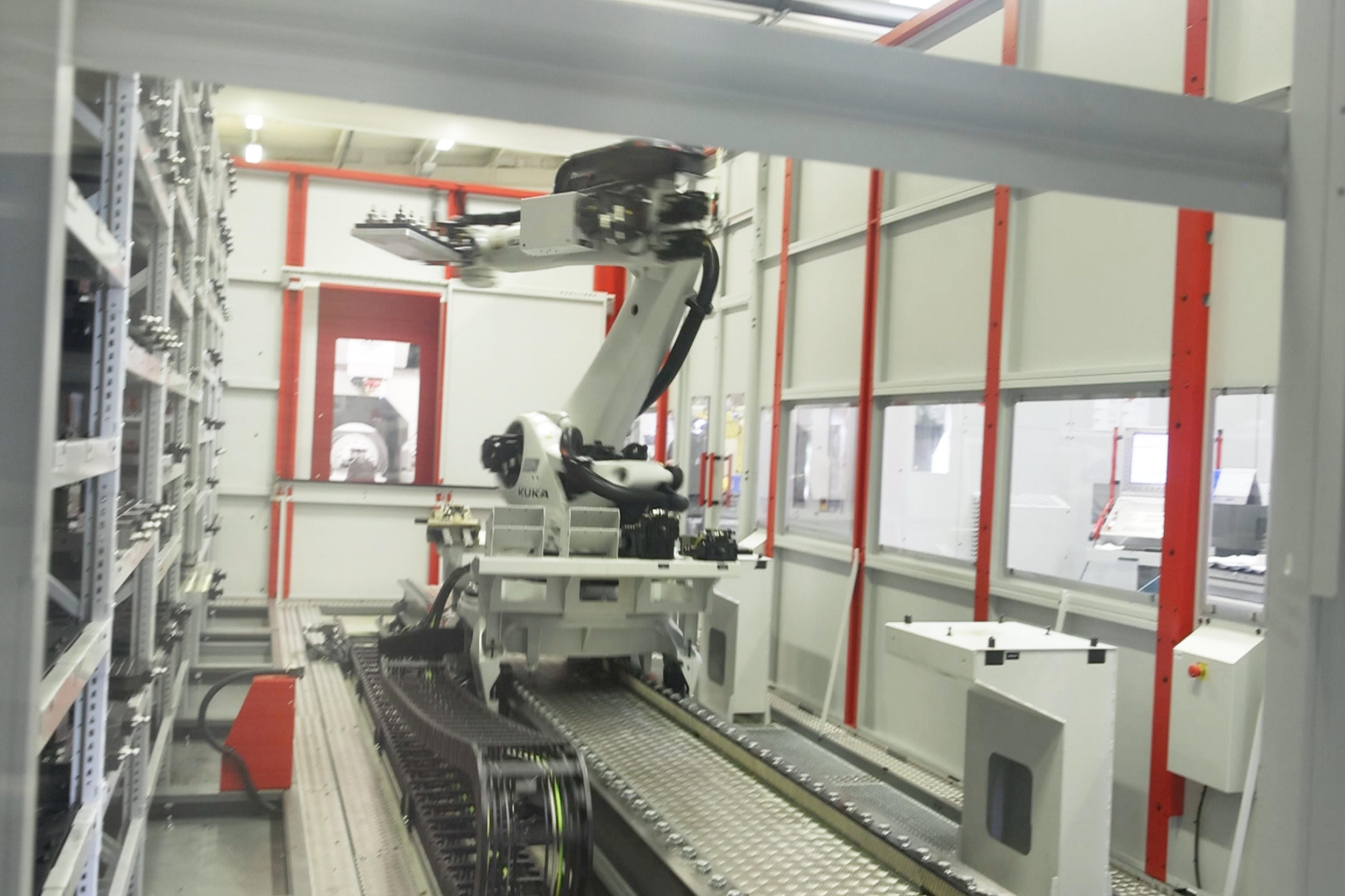 In der Fräszelle beim Alpla-Werkzeugbau versorgt ein Kuka-Roboter die beiden Universalbearbeitungszentren Hermle C 42 U und einer hochgenauen HSC-Fräsmaschine Röders RXP 950 DSH mit Arbeit.