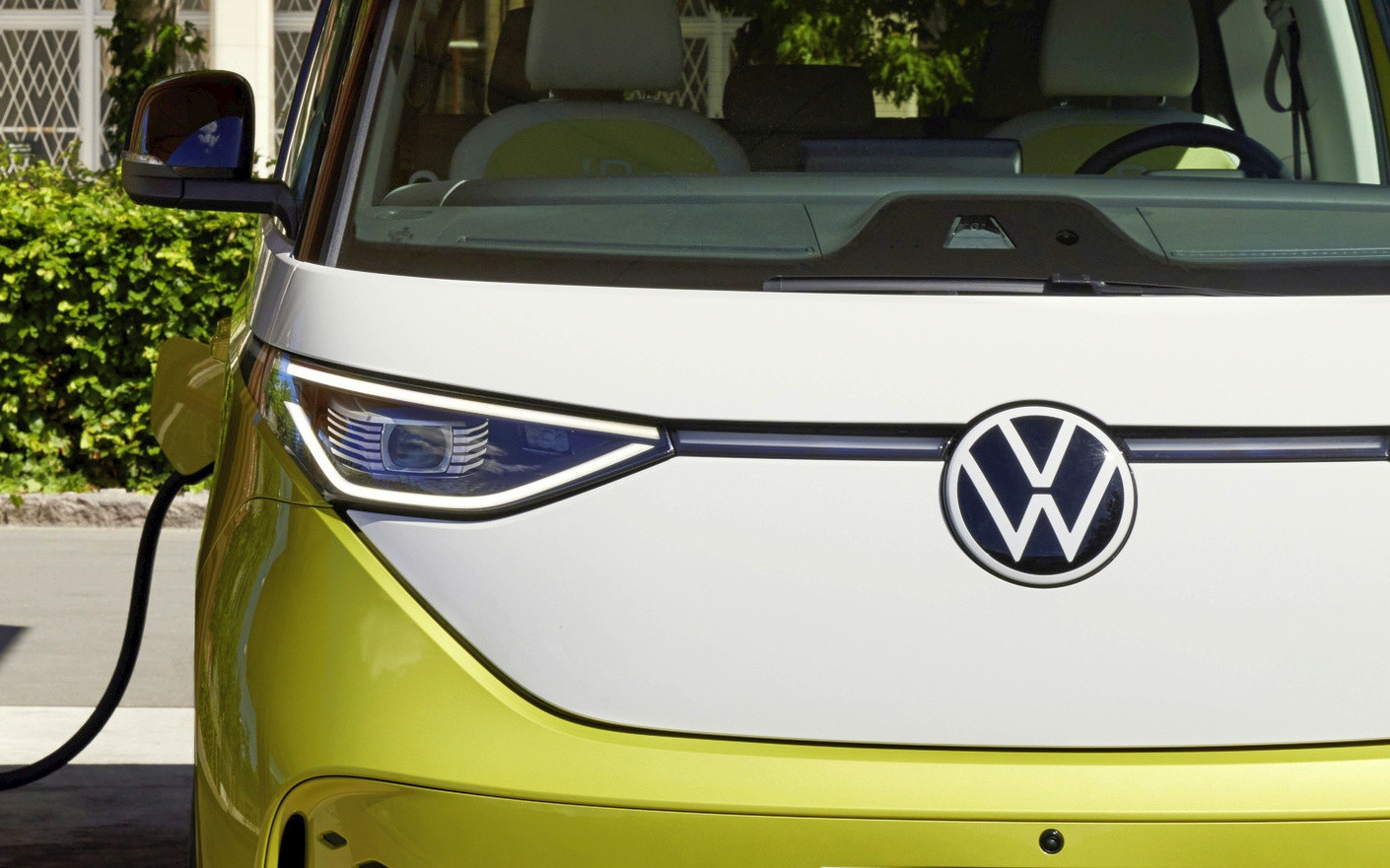 Das VW-Emblem am ID. Buzz besteht aus PMMA-Rezyklat in den Farben Weiß und Schwarz.  Trotz des Rezyklat-Einsatzes werden sie mit höchster Farbstabilität produziert.