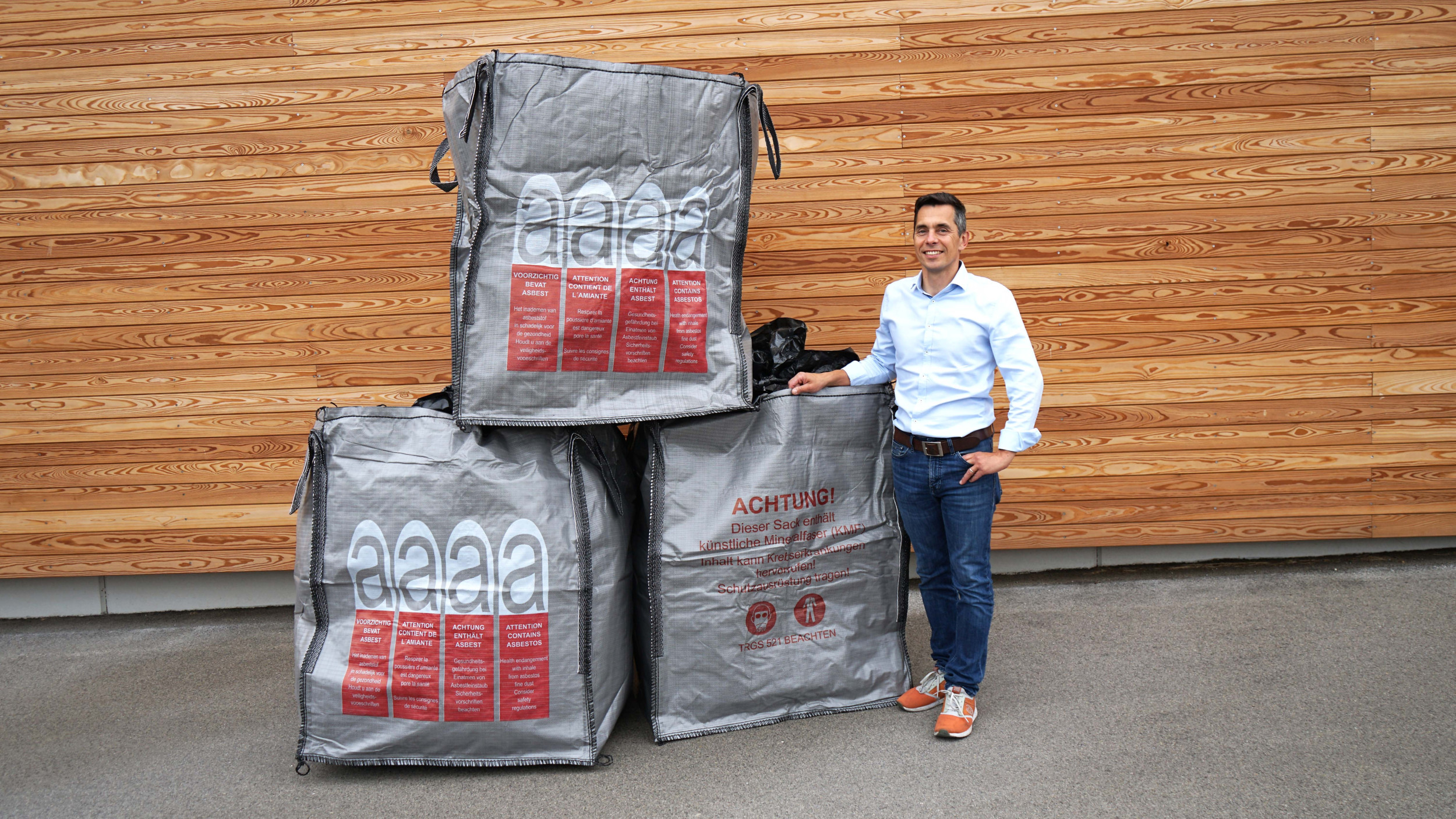 Geschäftsführer Joachim Puhm mit drei seiner innovativen Recycling Big Bags aus rPP, mit denen sich kritische Abfälle und Reststoffe wie Asbest und Mineralwolle endlich auch in „Abfall“ verpacken und lagern lassen. 
