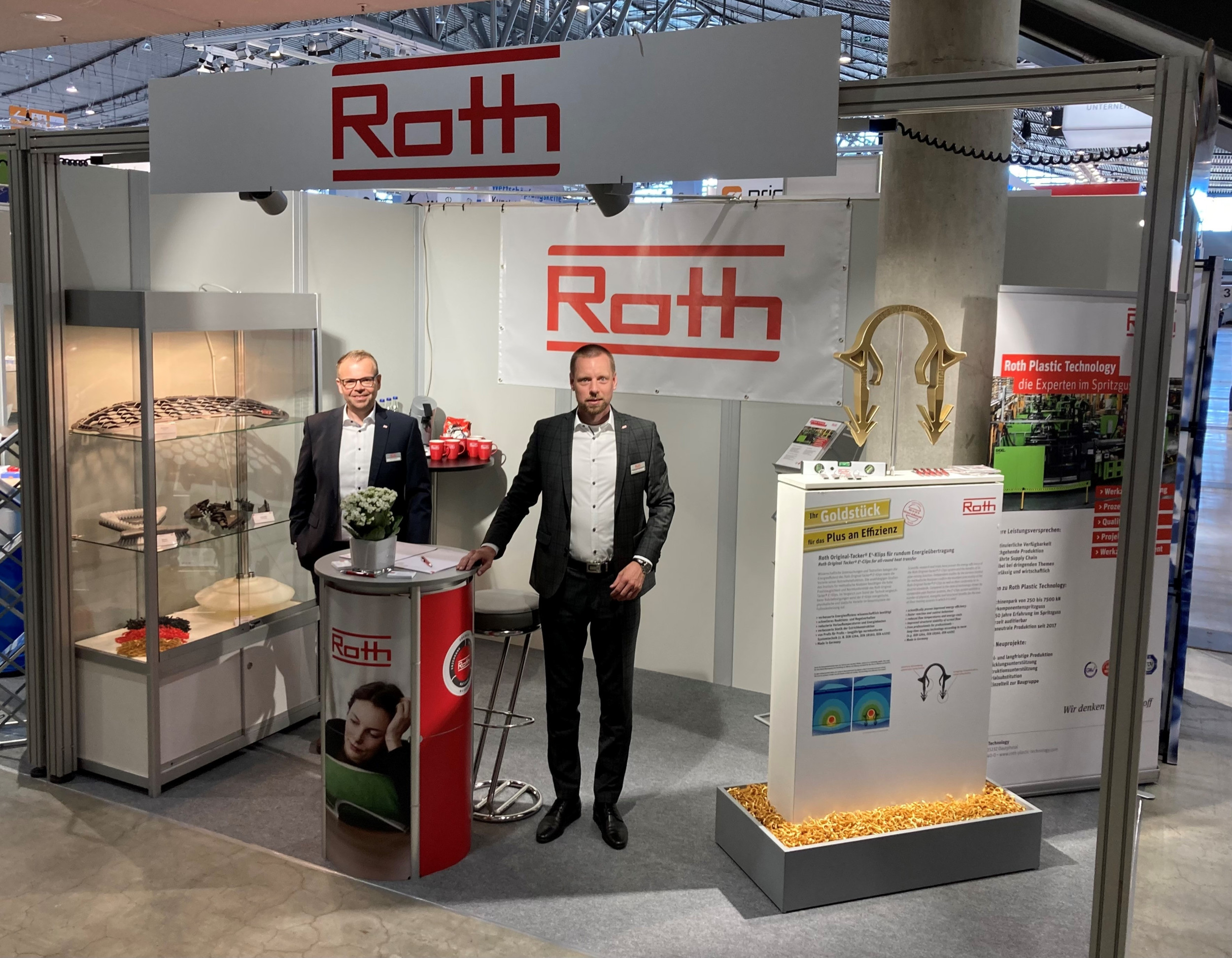 Als Gastaussteller von Oni zeigen Sebastian Herrmann (r) und Jörg Csellner von Roth Plastic Technology auf der Fakuma intelligente Produkte und Services für mehr Nachhaltigkeit und Energieeffizienz.