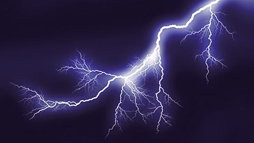 Elektrostatische Entladung in Form eines Blitzes. Am Kunststoff-Zentrum SKZ wird der Thematik mit einem zweitägigen Kurs zum Thema Elektrostatik Rechnung getragen.