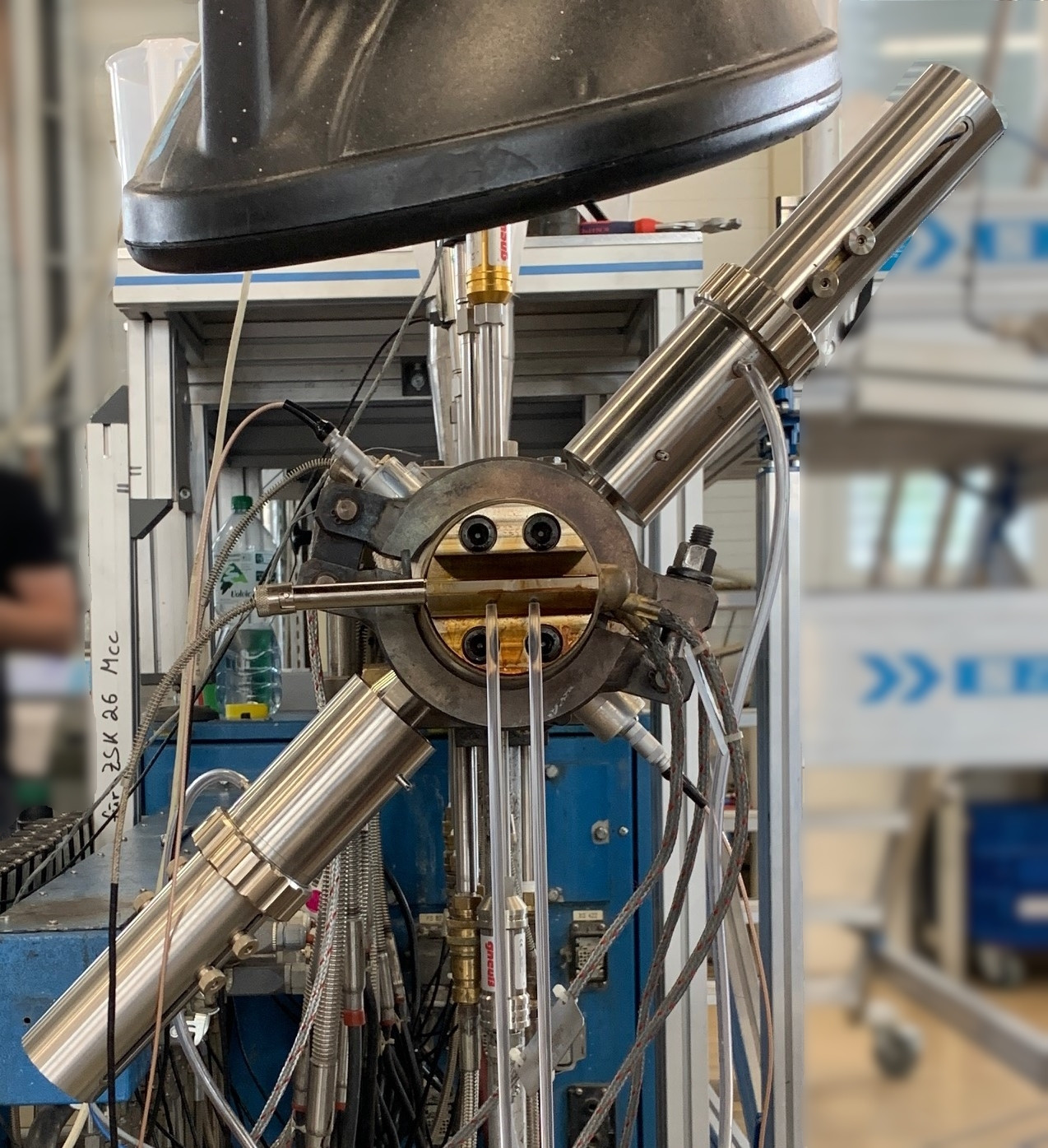 Forscher des Kunststoff-Zentrums SKZ haben einen Messadapter entwickelt, mit dem sich Terahertz-Sensoren an einen Extruder adaptieren lassen, um so die darin befindliche Kunststoffschmelze zu messen und Fremdkörper zu detektieren.
