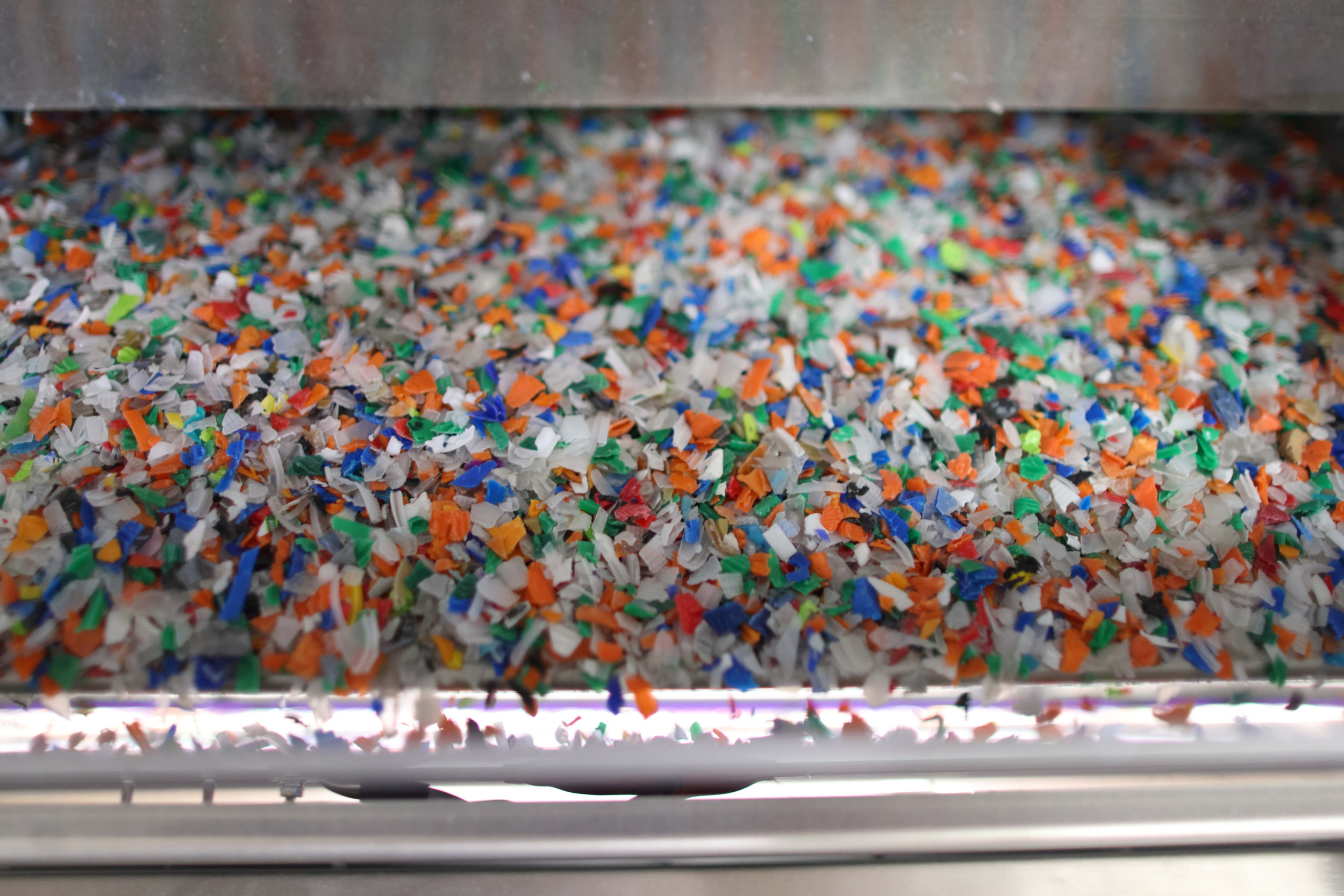 Das Innosort Flake System von Tomra kann die Kunststoffflakes nach Material und Farbe sortieren.