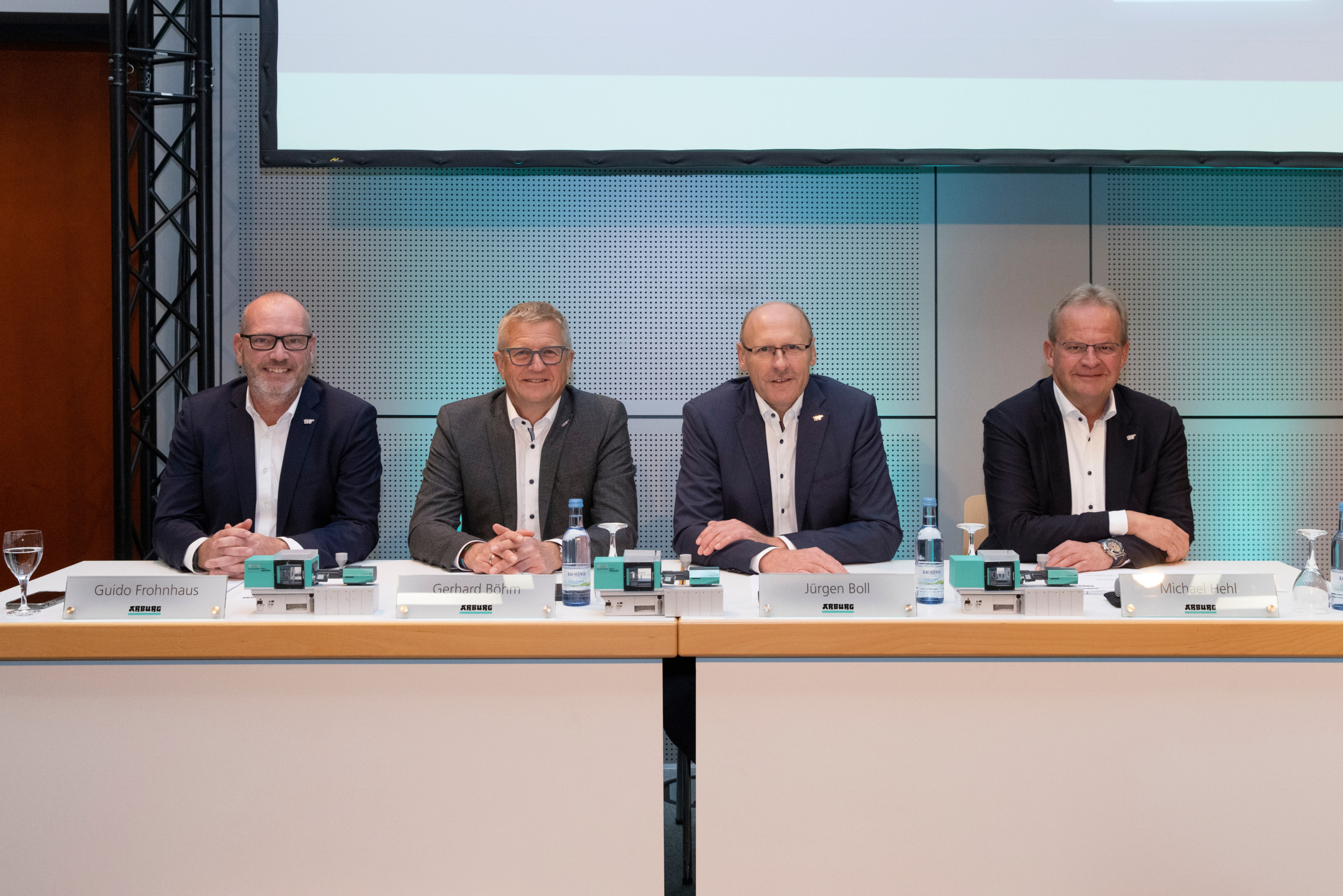 Die Arburg-Geschäftsführung auf der Pressekonferenz am ersten Tag der Fakuma in guter Stimmung (von links): Guido Frohnhaus, Gerhard Böhm, Jürgen Boll und Michael Hehl.
