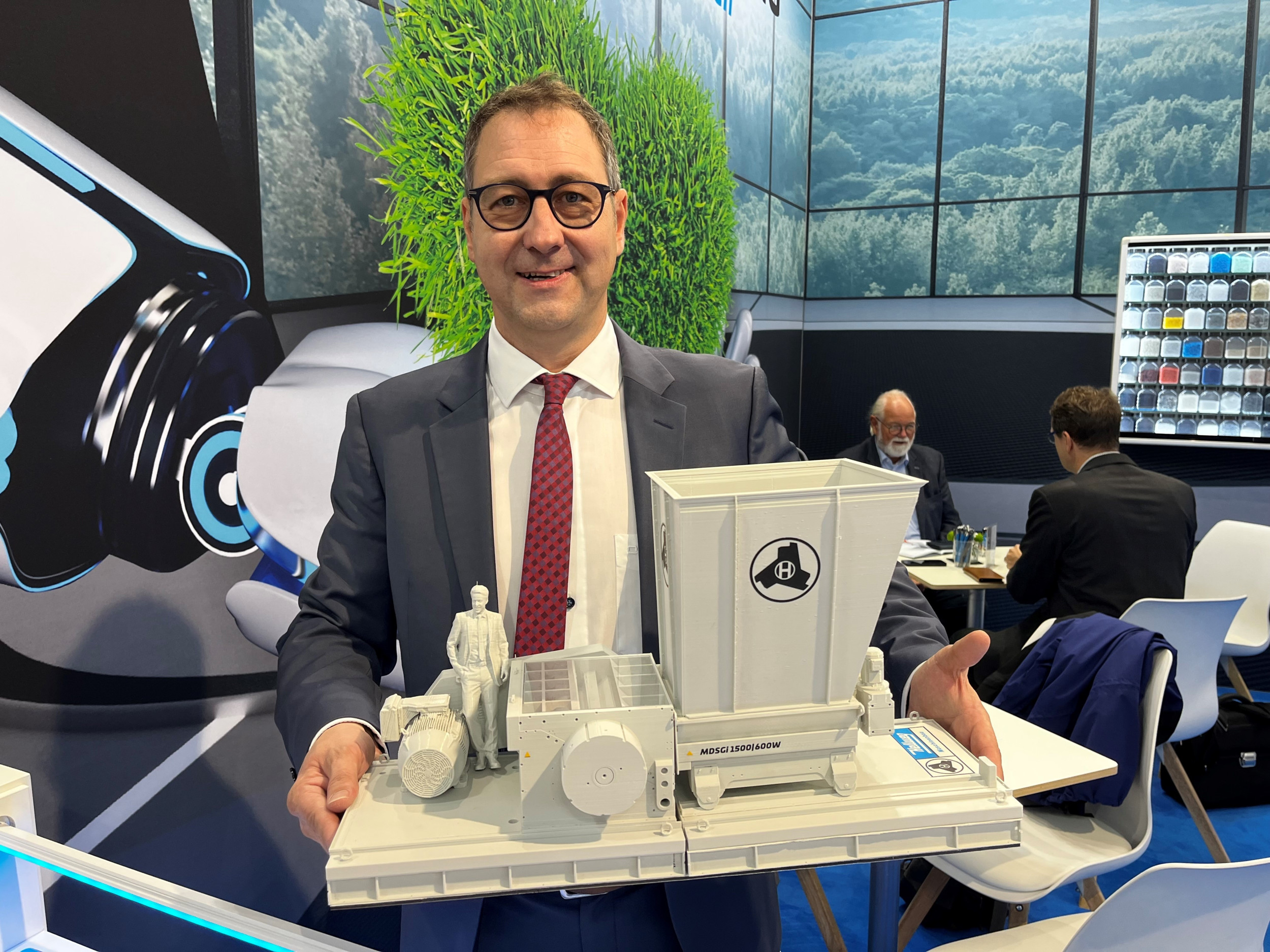 Hellweg Geschäftsführer Mark Hellweg mit einem Modell seiner neuen Mühle, die bei minimalem Energieverbrauch sehr hochwertige Flakes erzeugt – und zwar 5 t pro Stunde.
