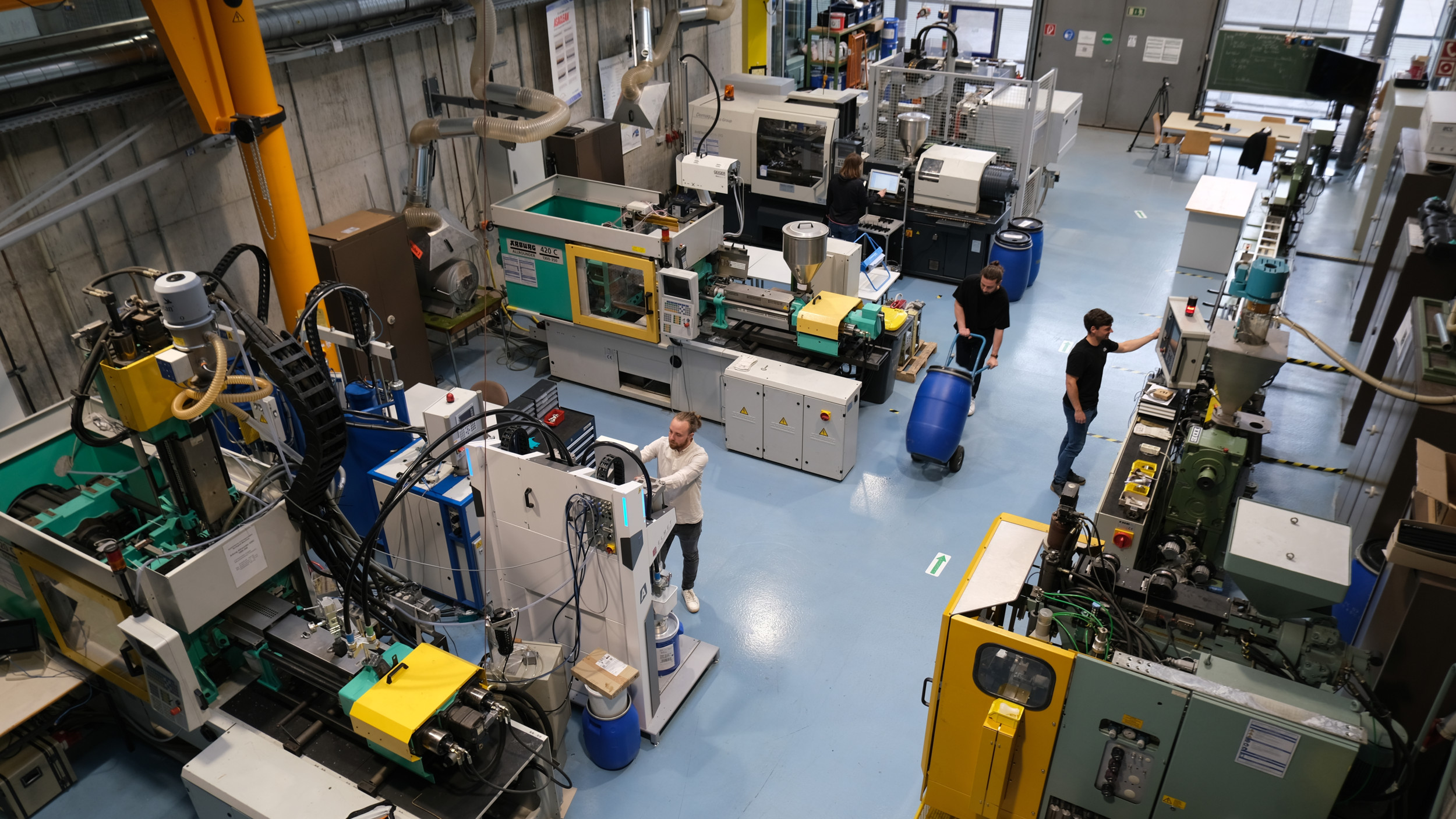 Mit zwei Spritzgießmaschinen für die Verarbeitung von Flüssigsilikonkautschuk und 2K-Verbundbauteilen ist das Labor für Kunststofftechnik der Hochschule Esslingen bestens für die LSR-Forschung aufgestellt. 