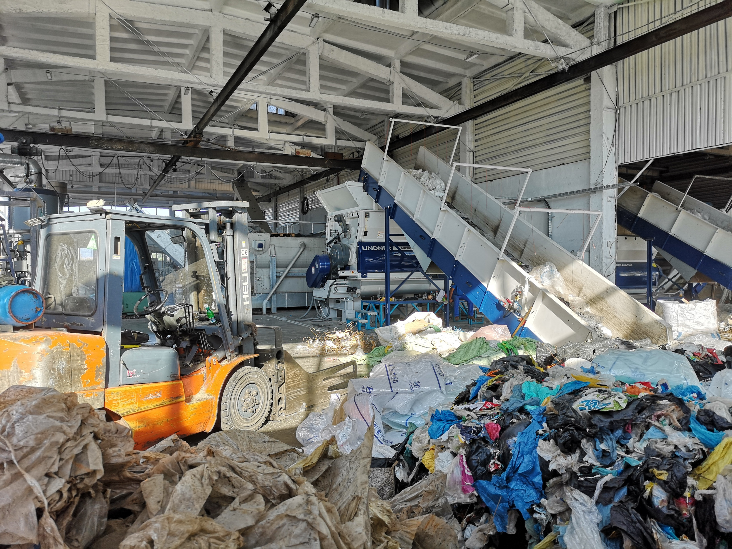 Der Fokus des bulgarischen Recyclingunternehmens Vadias Recycling lag von Beginn an auf dem Recycling von LLDPE & LDPE Folien aus dem dualen System – also Kunststofffolien, die extreme Verschmutzungen und Verunreinigungen aufweisen. Mit dem Konzept und den Zerkleinerungs-, Wasch- und Trocknungs-Komponenten von Lindner Washtech können die Flakes optimal für die Nachfolgeprozesse aufbereitet werden. Im Anschluss daran sorgen Erema-Extruder für die geforderte Granulat-Qualität.
