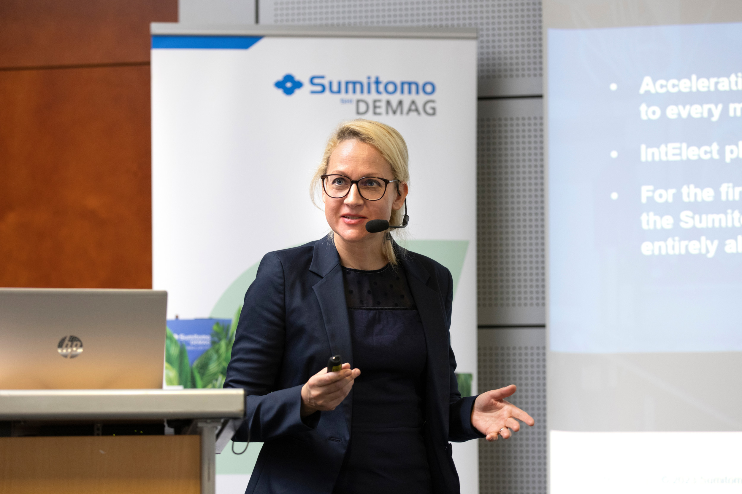 Dr. Melanie Rohde-Tibitanzl, Leiterin Technologie bei  Sumitomo (SHI) Demag, stellte auf der Pressekonferenz des Unternehmens die technischen Neuentwicklungen vor.