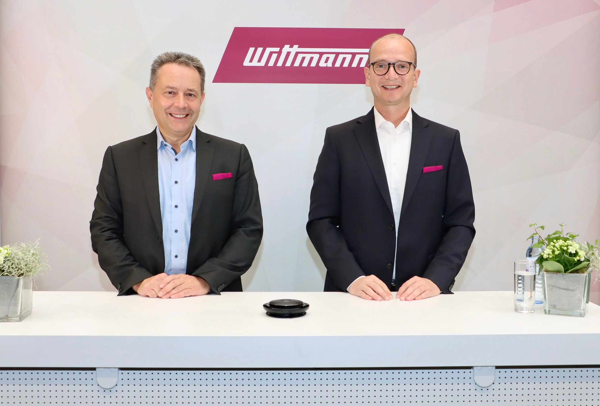 Michael Wittmann, President der Wittmann Group und Rainer Weingraber, Geschäftsführer von Wittmann Battenfeld, waren kurz vor der Fakuma guter Dinge – und verkündeten, dass bald ein neues Werk in Ungarn gebaut werden soll.